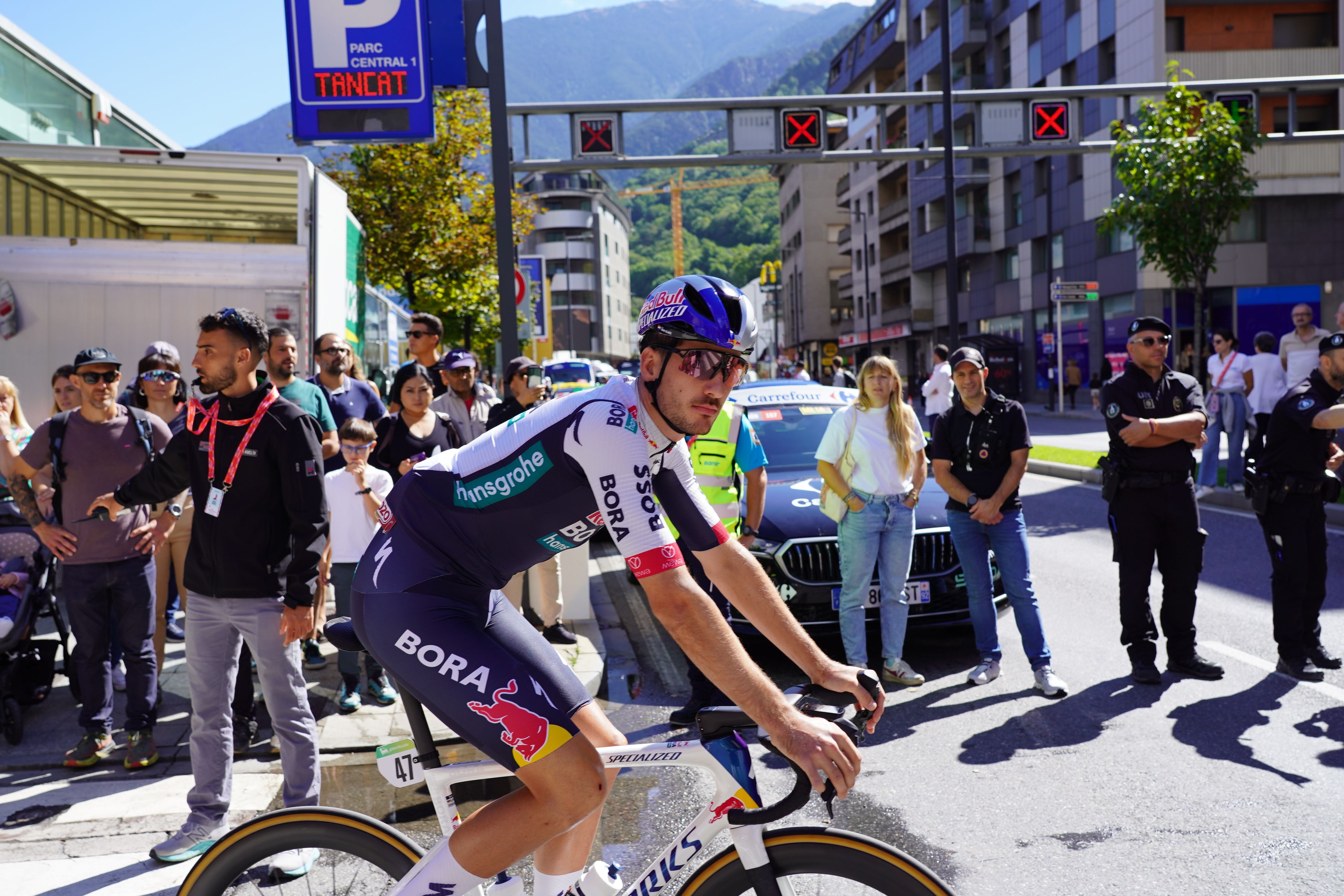 Un dels representants del Red Bull-Bora. Un dels representants del Red Bull-Bora.
