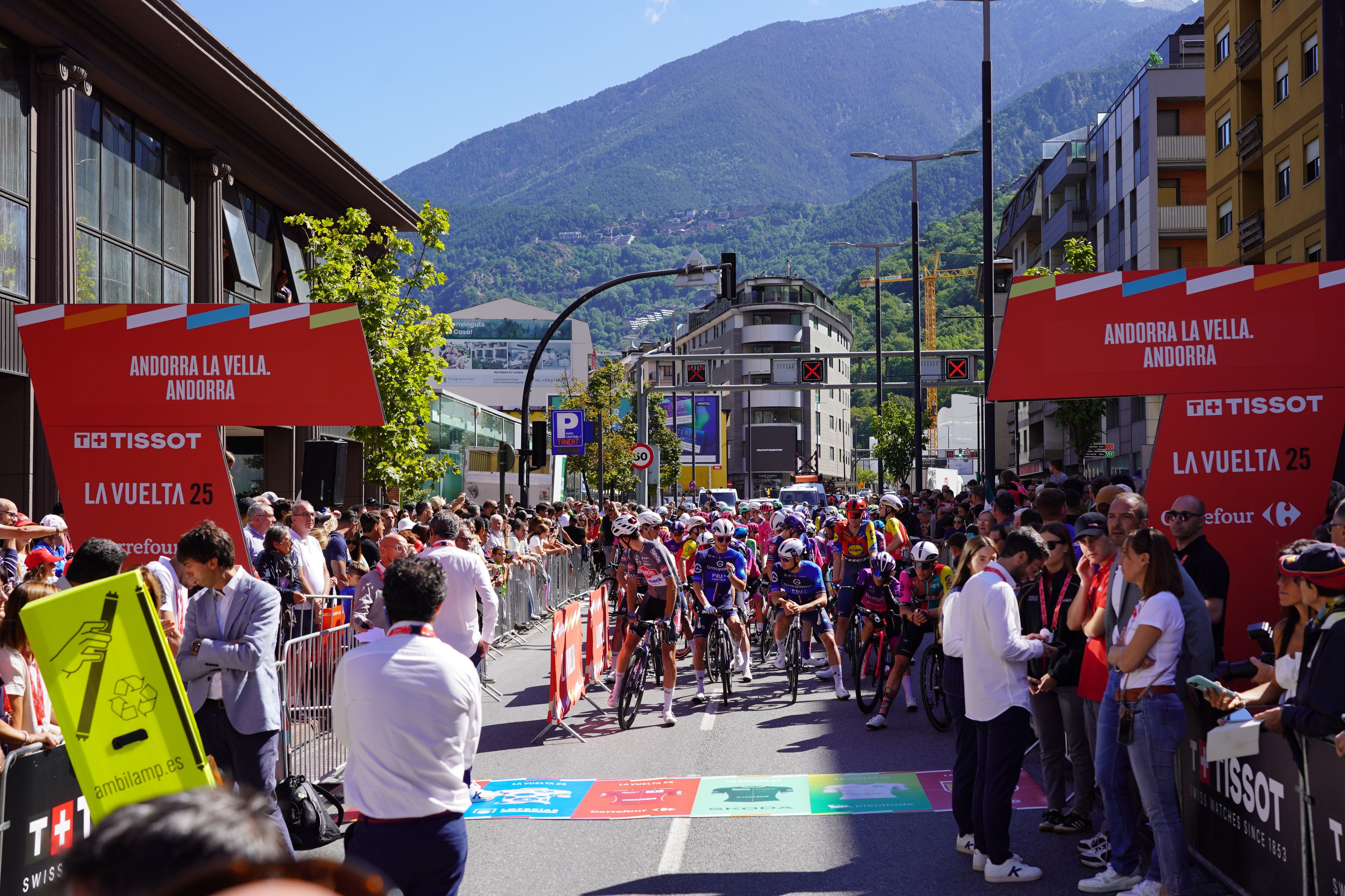 Els ciclistes preparant-se a l'avinguda Tarragona. Els ciclistes preparant-se a l'avinguda Tarragona.