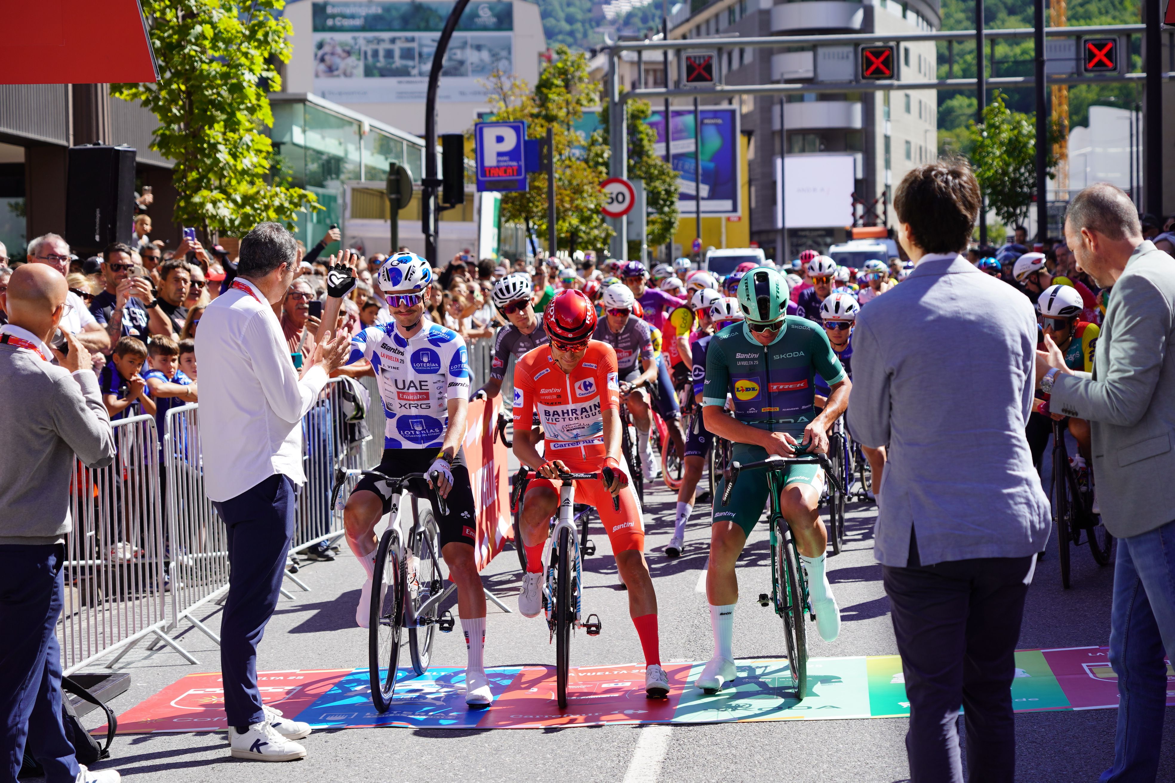 Els portadors dels mallots, a primera fila. Els portadors dels mallots, a primera fila.