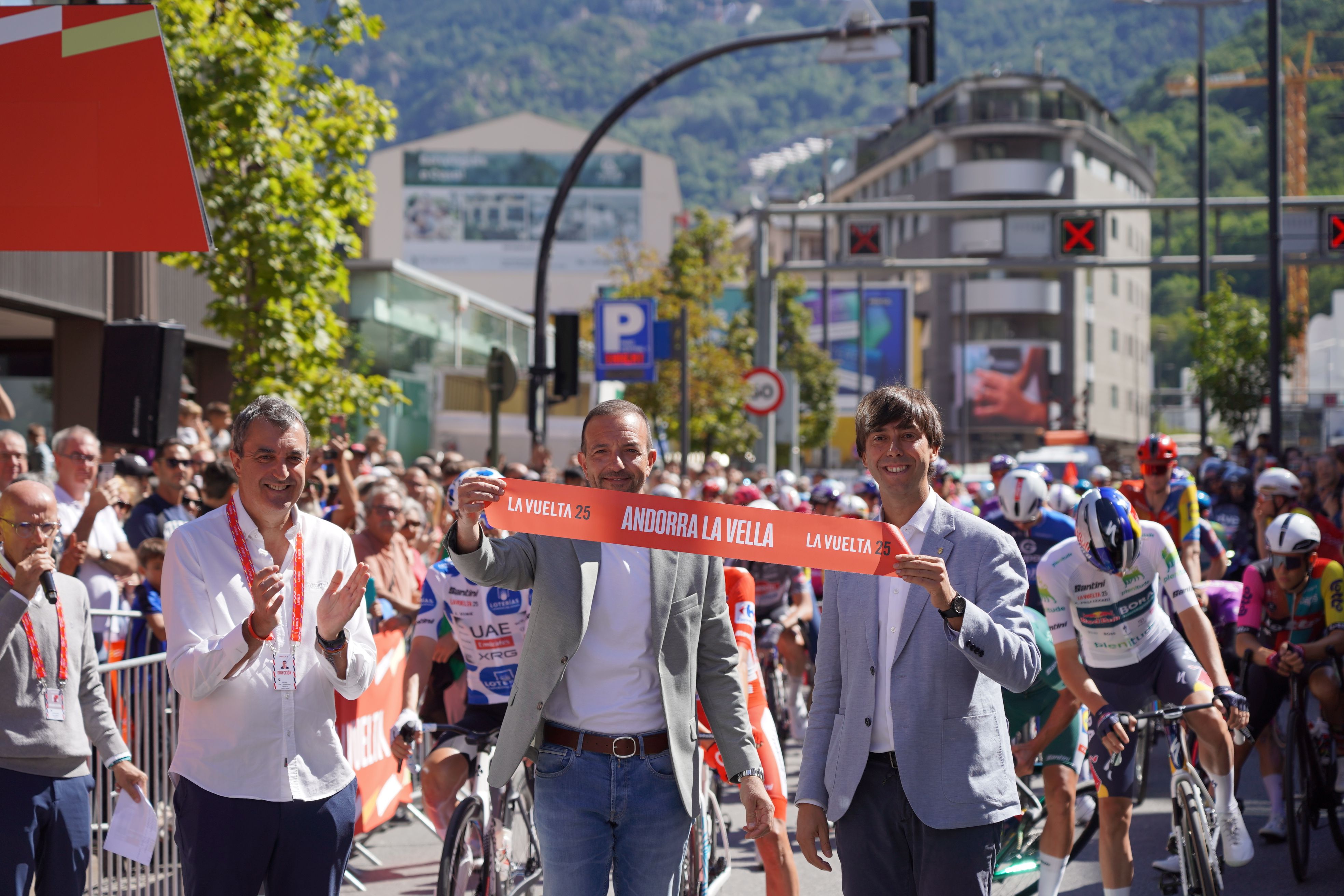 El ministre i el cònsol, aplaudits pel director de la Vuelta. El ministre i el cònsol, aplaudits pel director de la Vuelta.