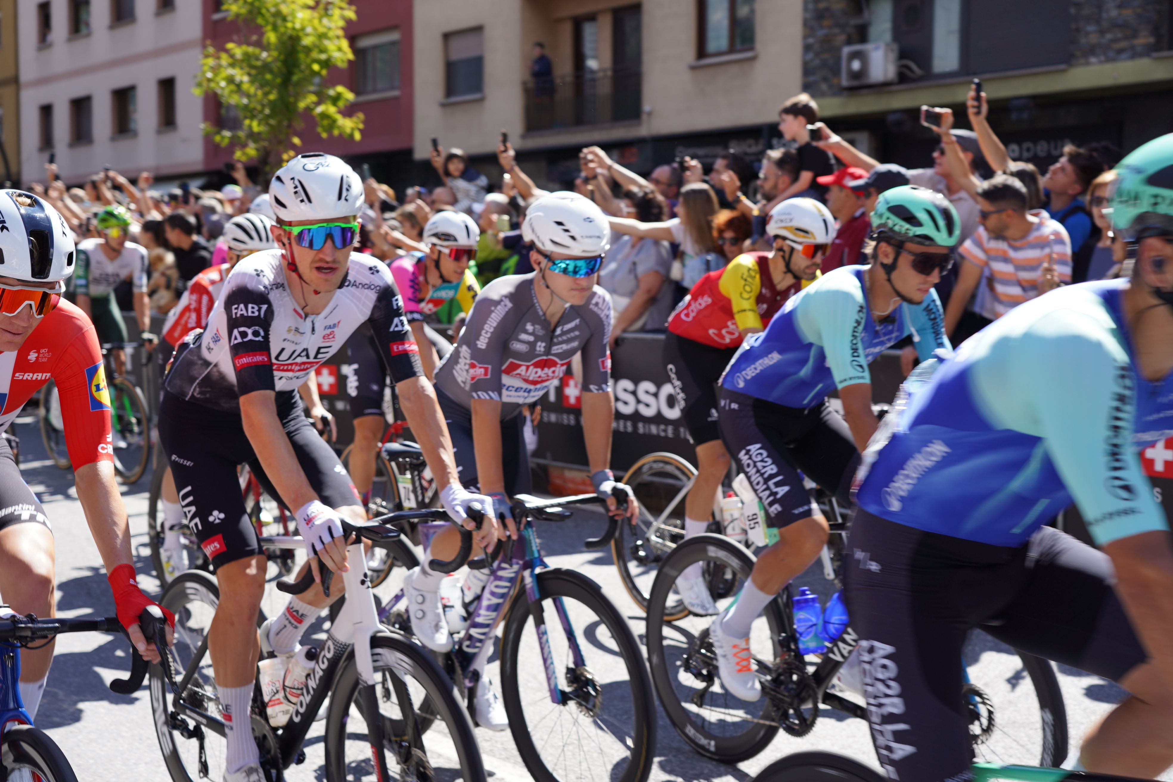 Marc Soler (UAE), conversant amb un company. Marc Soler (UAE), conversant amb un company.