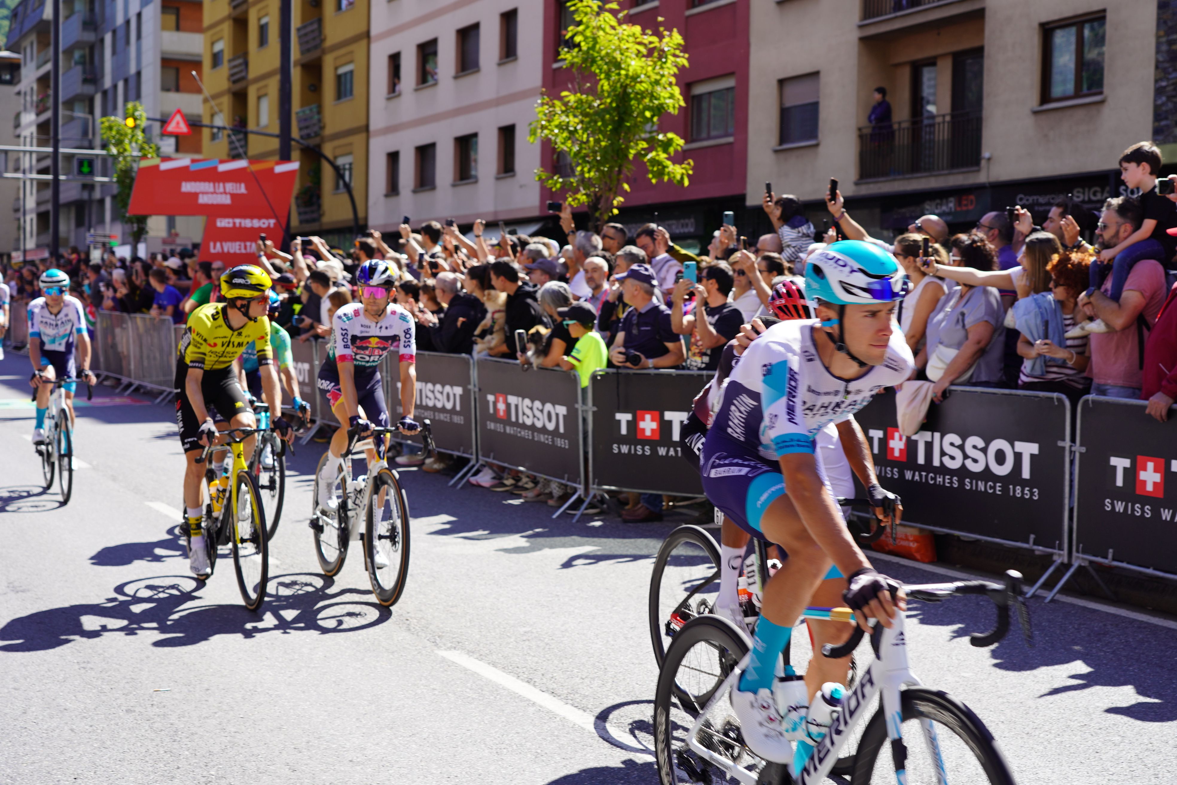 El favorit Jonas Vingegaard (Visma) amb un ciclista del Bora. El favorit Jonas Vingegaard (Visma) amb un ciclista del Bora.