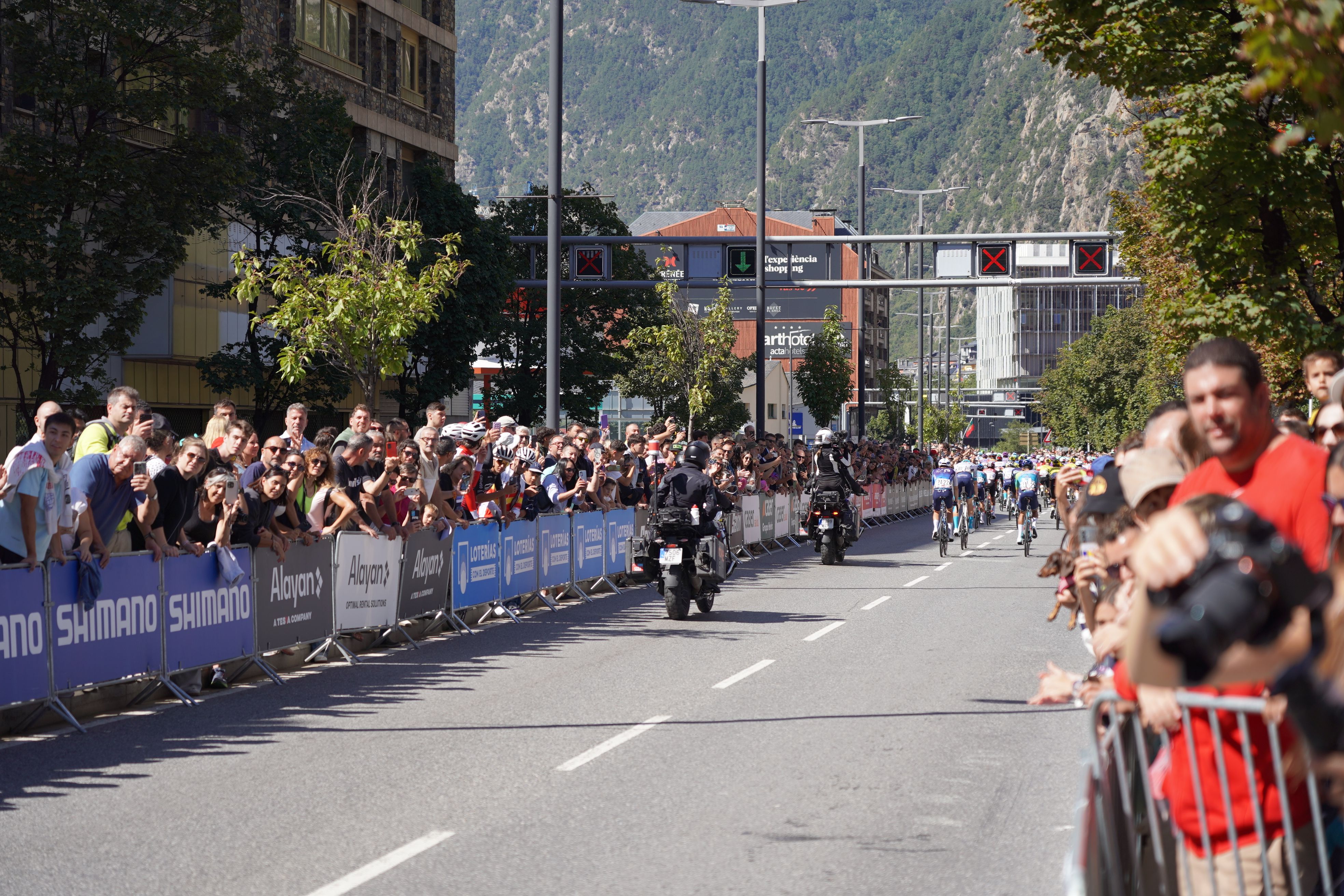 Els ciclistes marxant d'Andorra davant l'expectació del públic. Els ciclistes marxant d'Andorra davant l'expectació del públic.