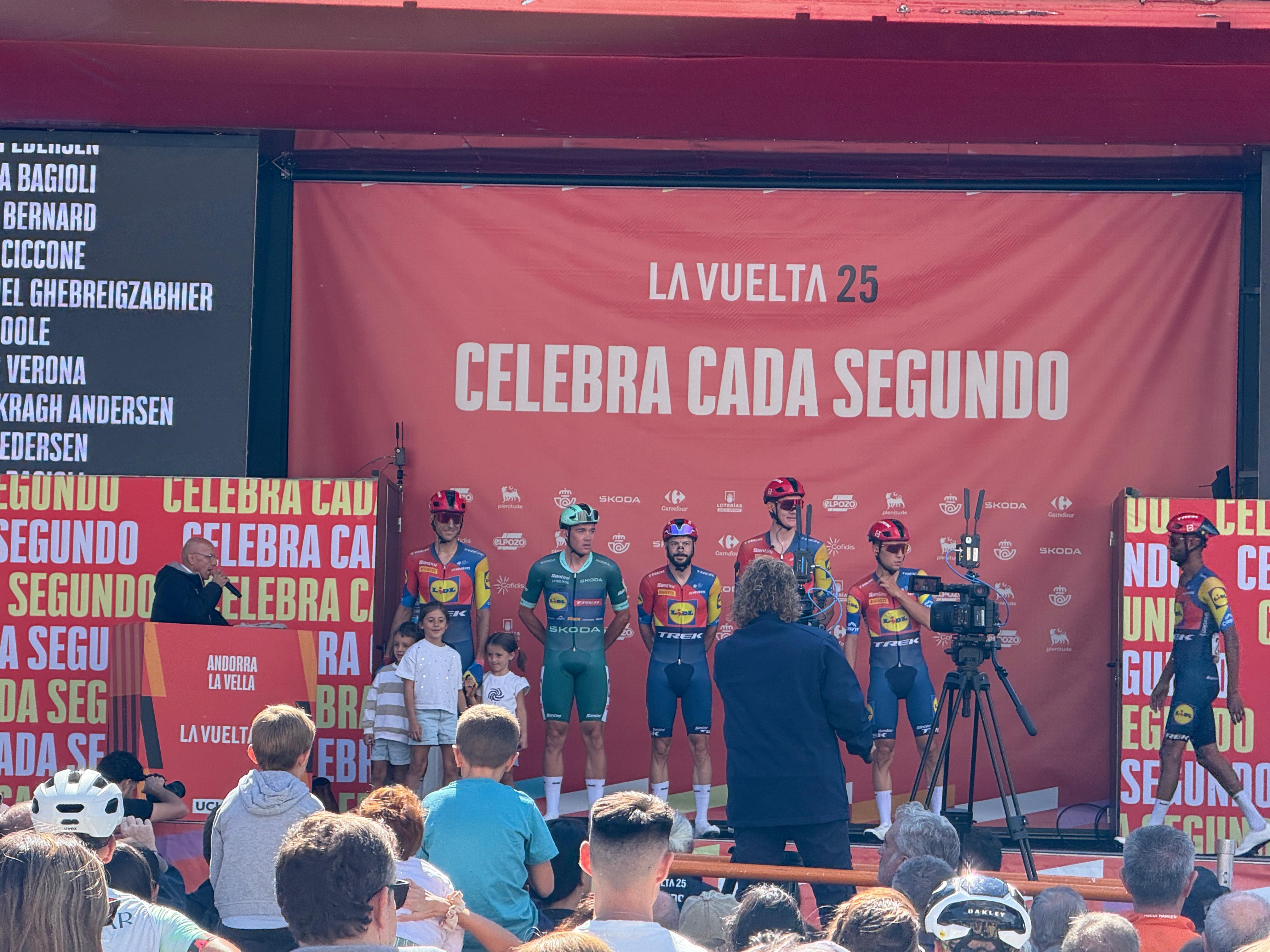 El conjunt ciclista del Lidl-Trek, amb el resident Carlos Verona. El conjunt ciclista del Lidl-Trek, amb el resident Carlos Verona.