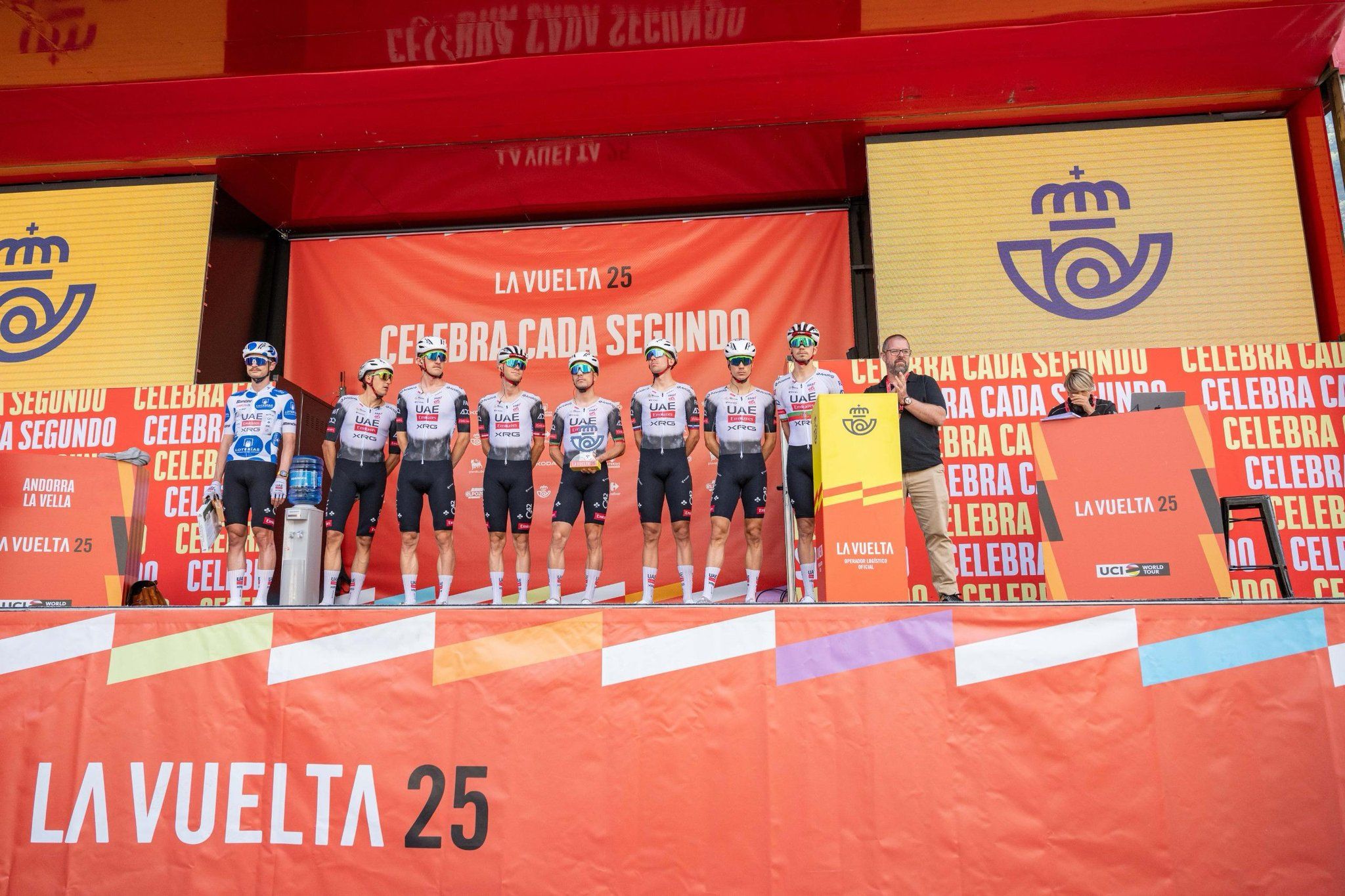 L'UAE Team Emirates, en la seva presentació a l'aparcament del Parc Central. L'UAE Team Emirates, en la seva presentació a l'aparcament del Parc Central.