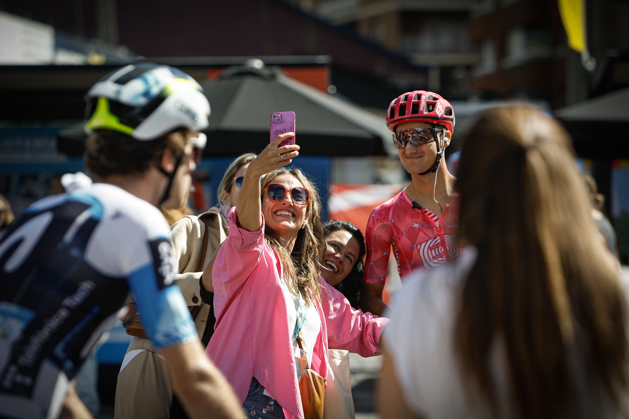 Una aficionada fotografiant-se amb un ciclista de l'EF. Una aficionada fotografiant-se amb un ciclista de l'EF.