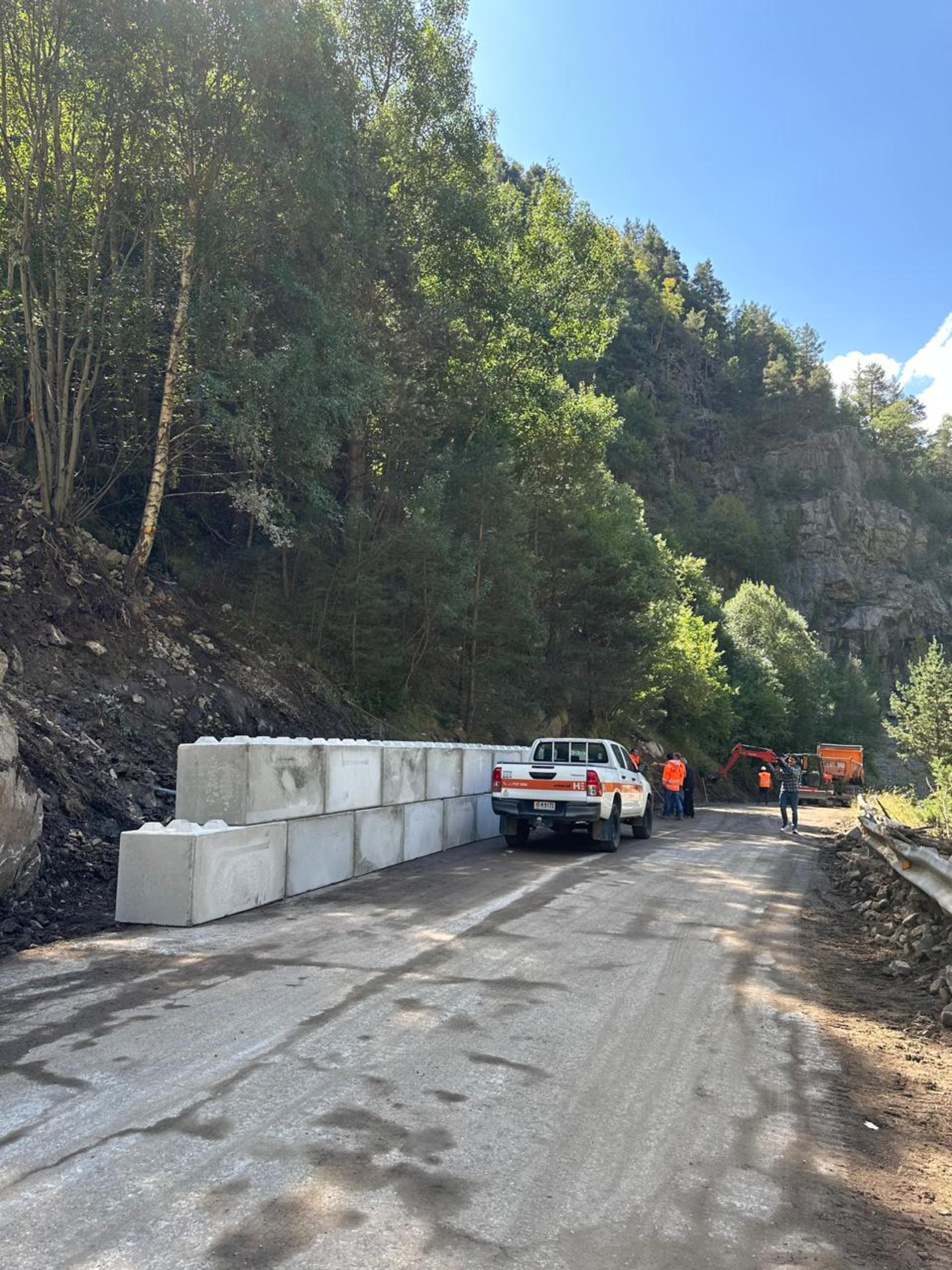 La carretera d'Os després de retirats els elements esllavissats.