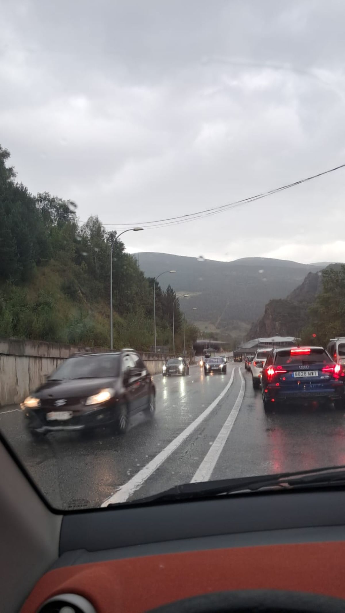 Retencions de vehicles en arribar a la frontera amb Espanya.