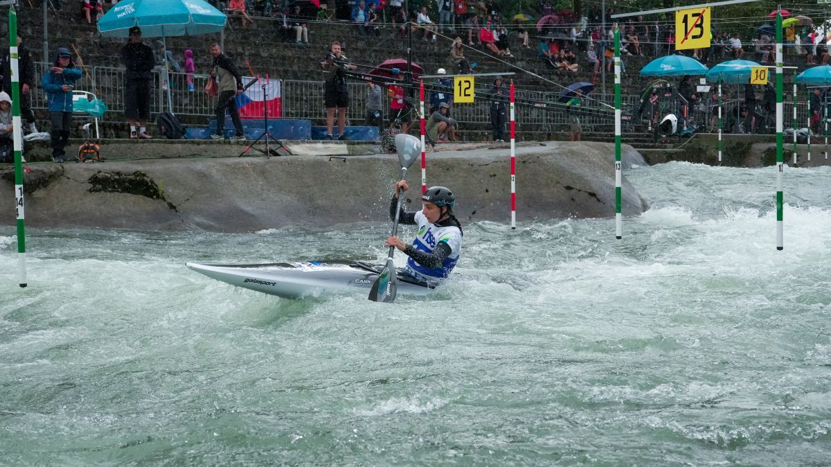 Doria, durant la seva baixada en caiac al canal de Tacen (Eslovènia).