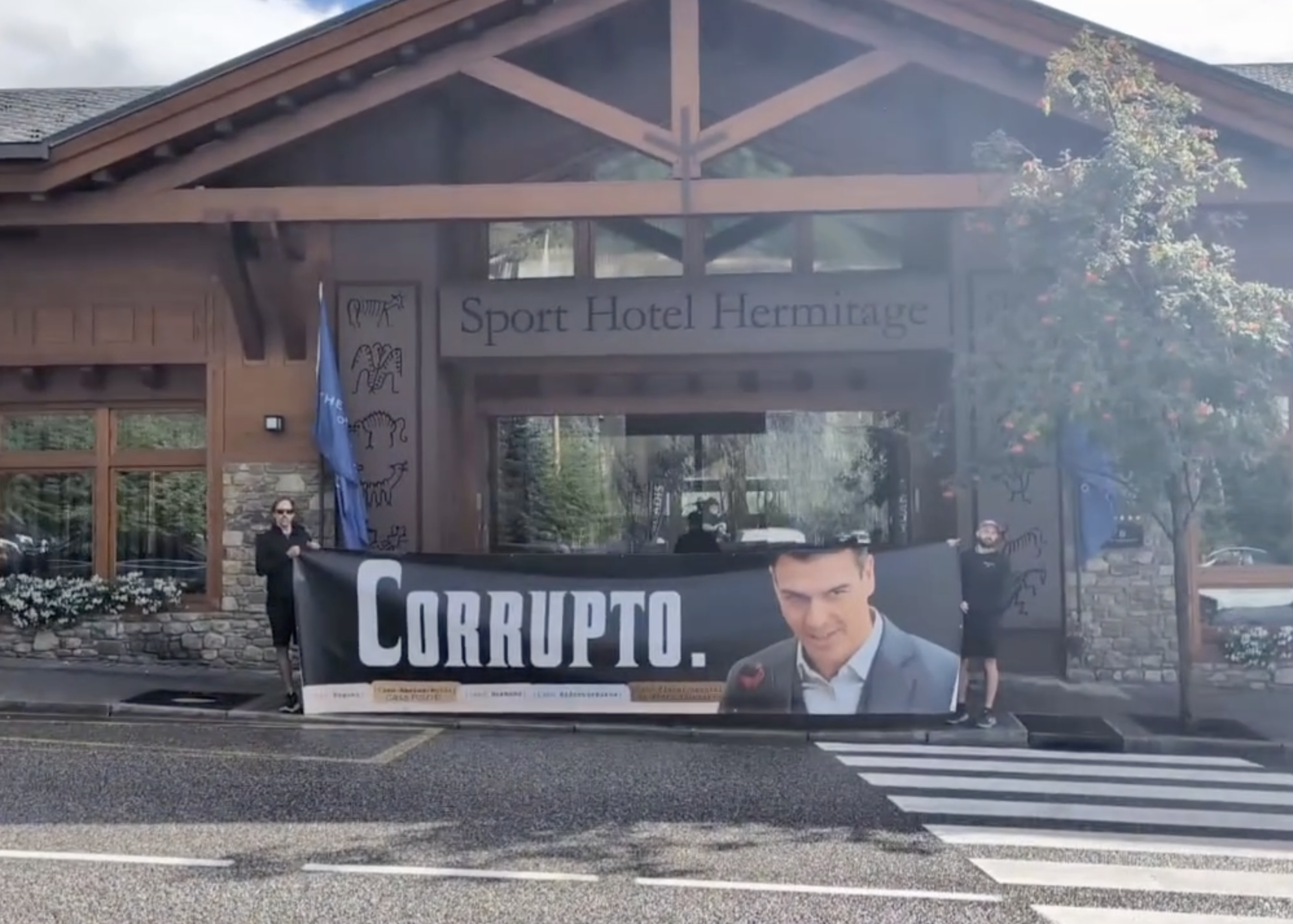 Pancarta contra Pedro Sánchez a l'Hermitage, quan el president espanyol ja no hi era.