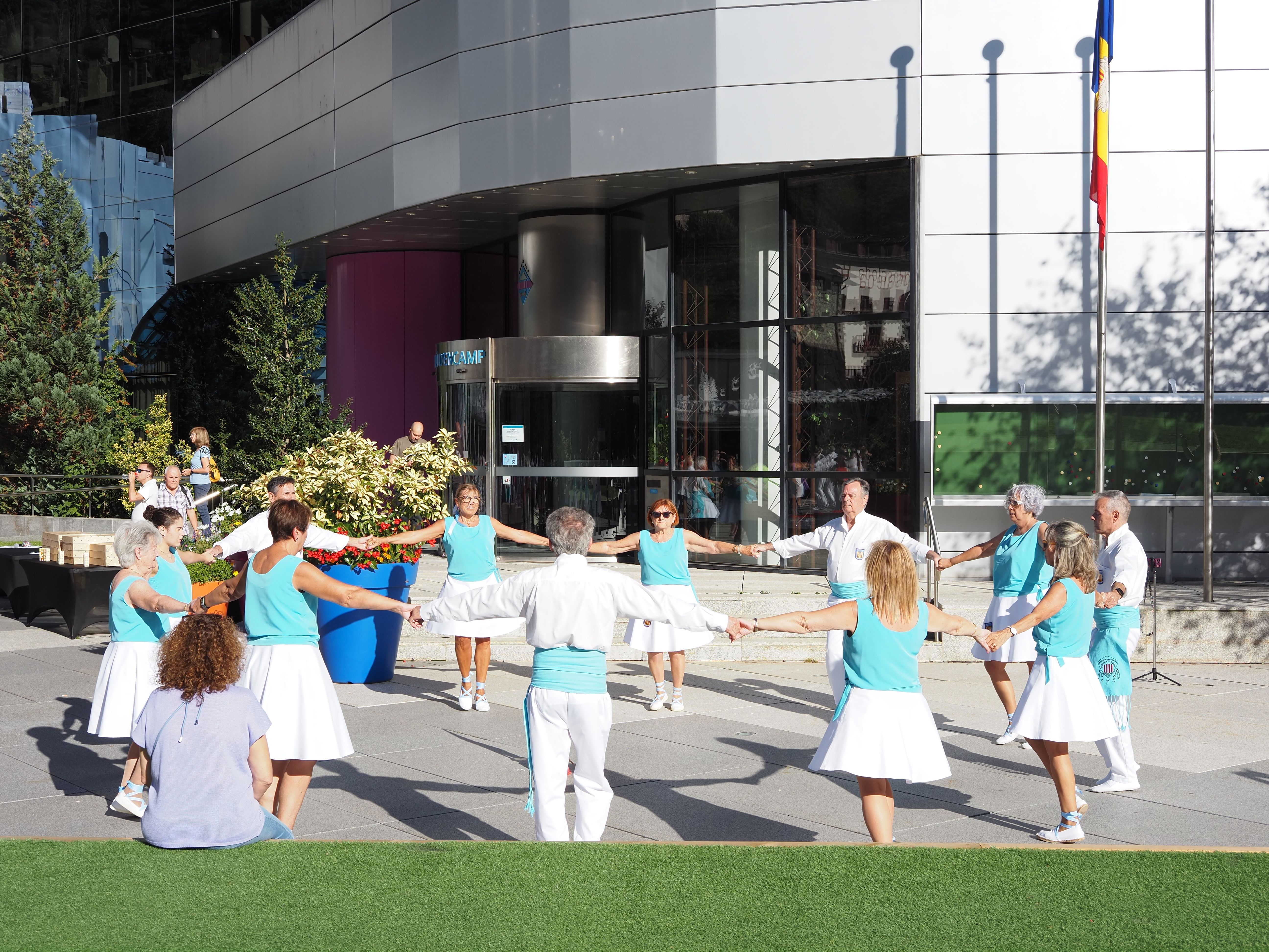 Una de les colles sardanista participant al concurs.