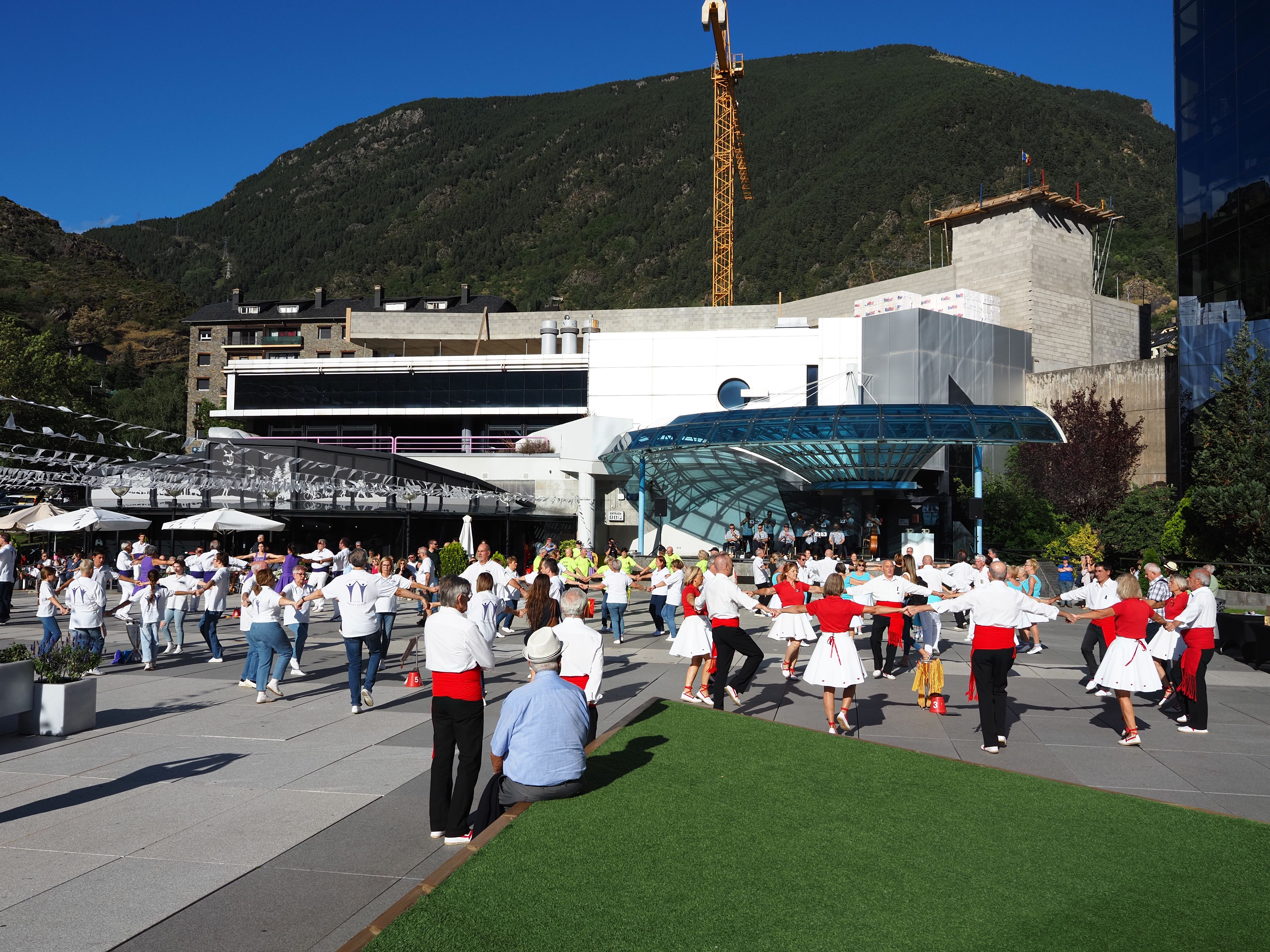 La plaça dels Arínsols s'ha omplert de colles ballant sardanes.