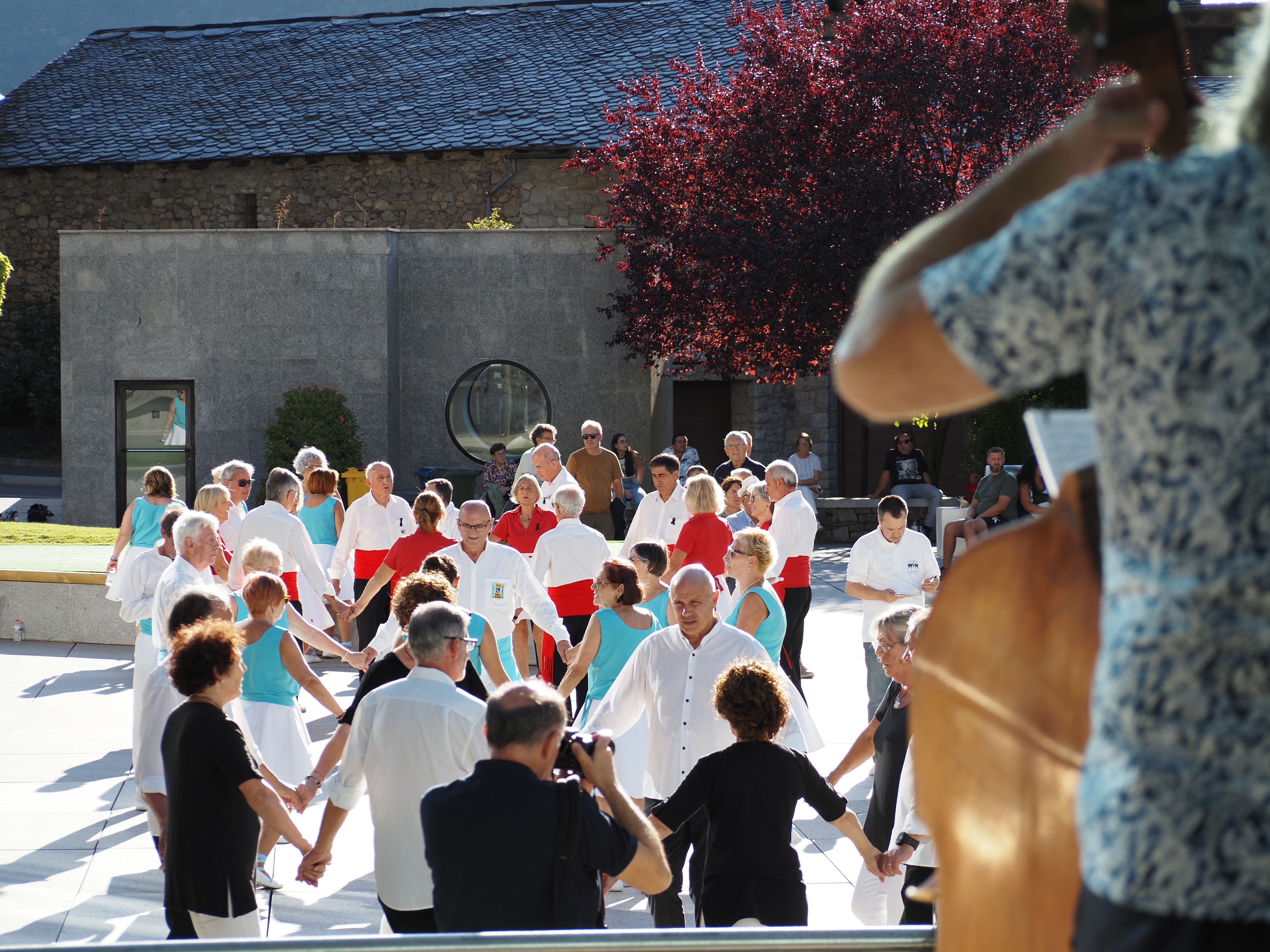 Les colles durant el concurs sardanístic d'Encamp.