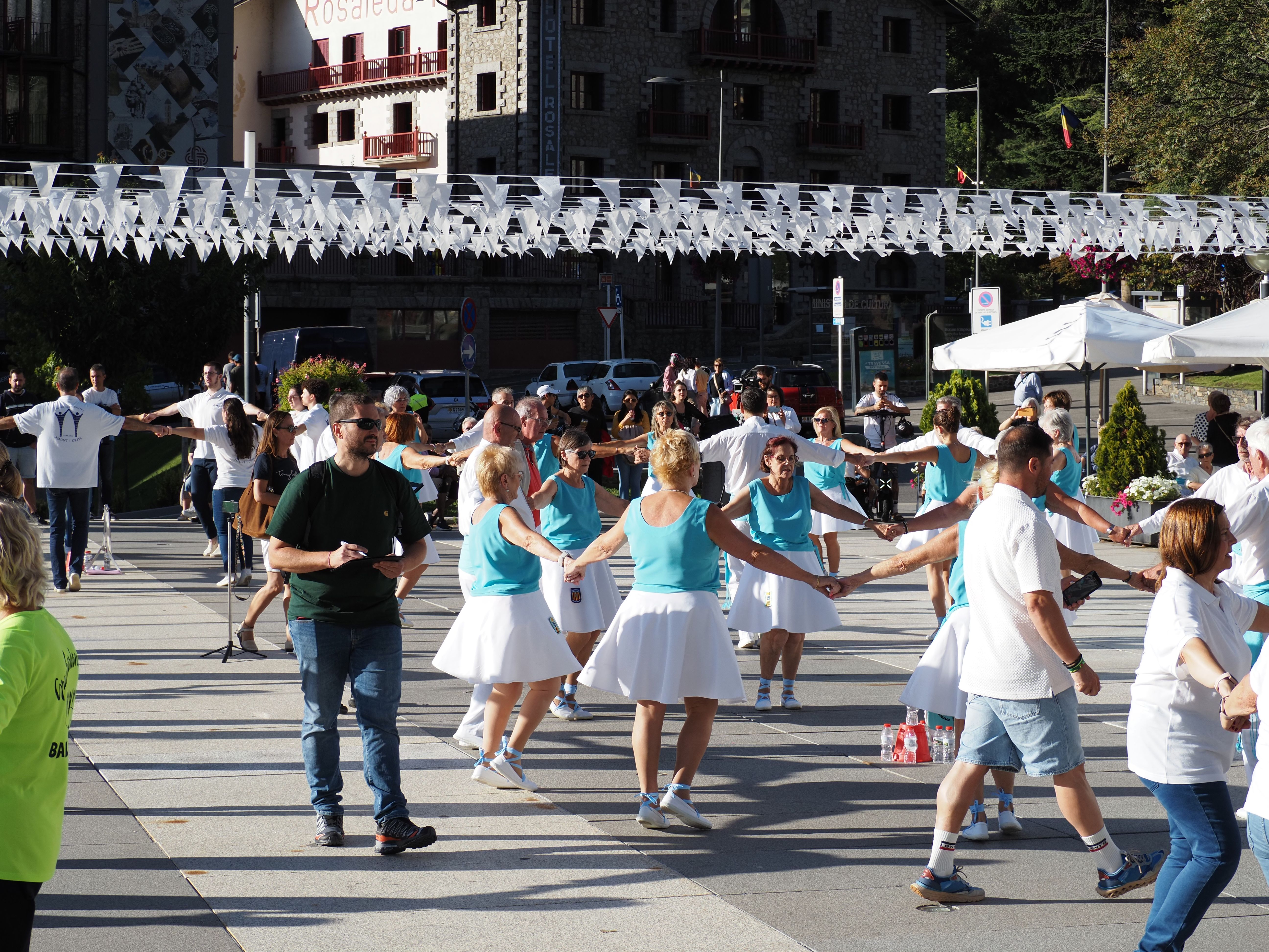 Un dels membres del jurat observant el ball de les colles.