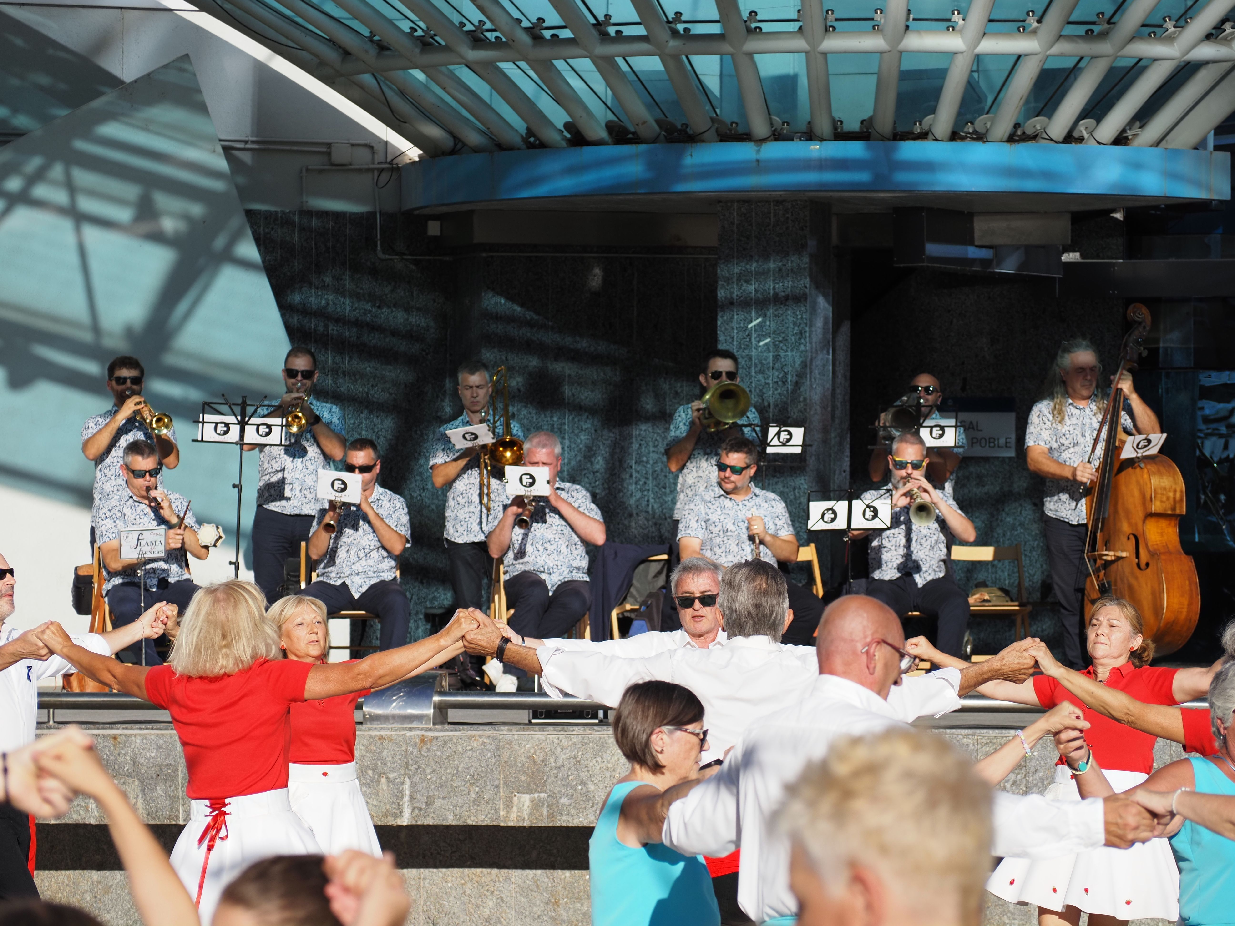 Les colles amb la cobla de fons.