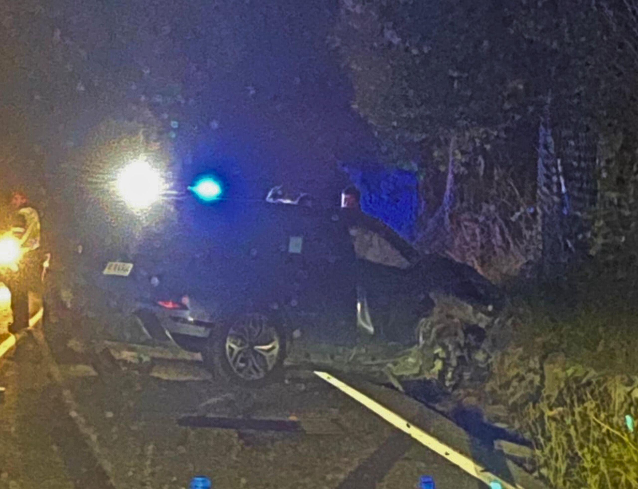 El cotxe ha perdut el control tot sol i s'ha encastat contra el voral de la via.