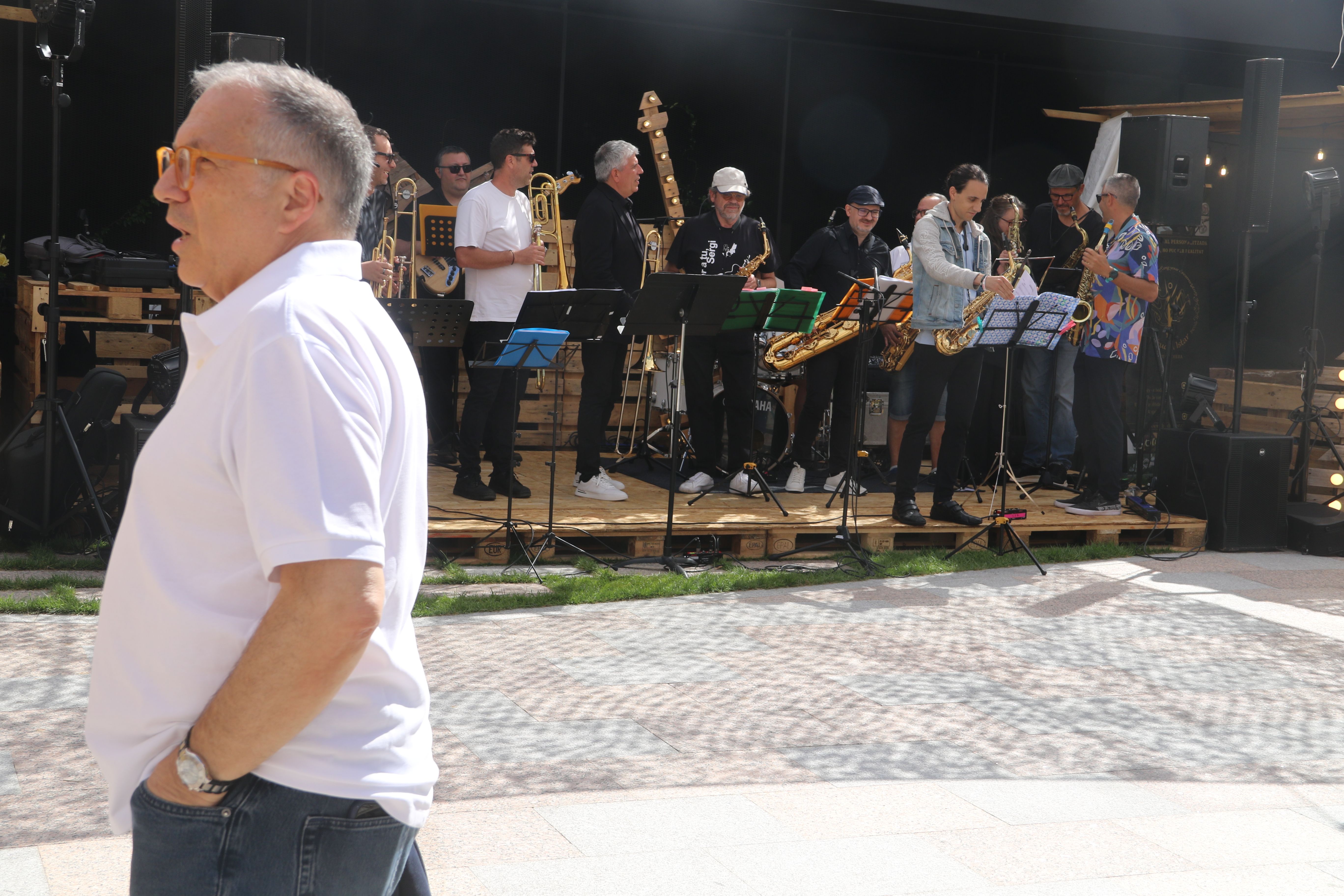 El conseller Valentí Closa just durant l'actuació de la Grossband. El conseller Valentí Closa just durant l'actuació de la Grossband.