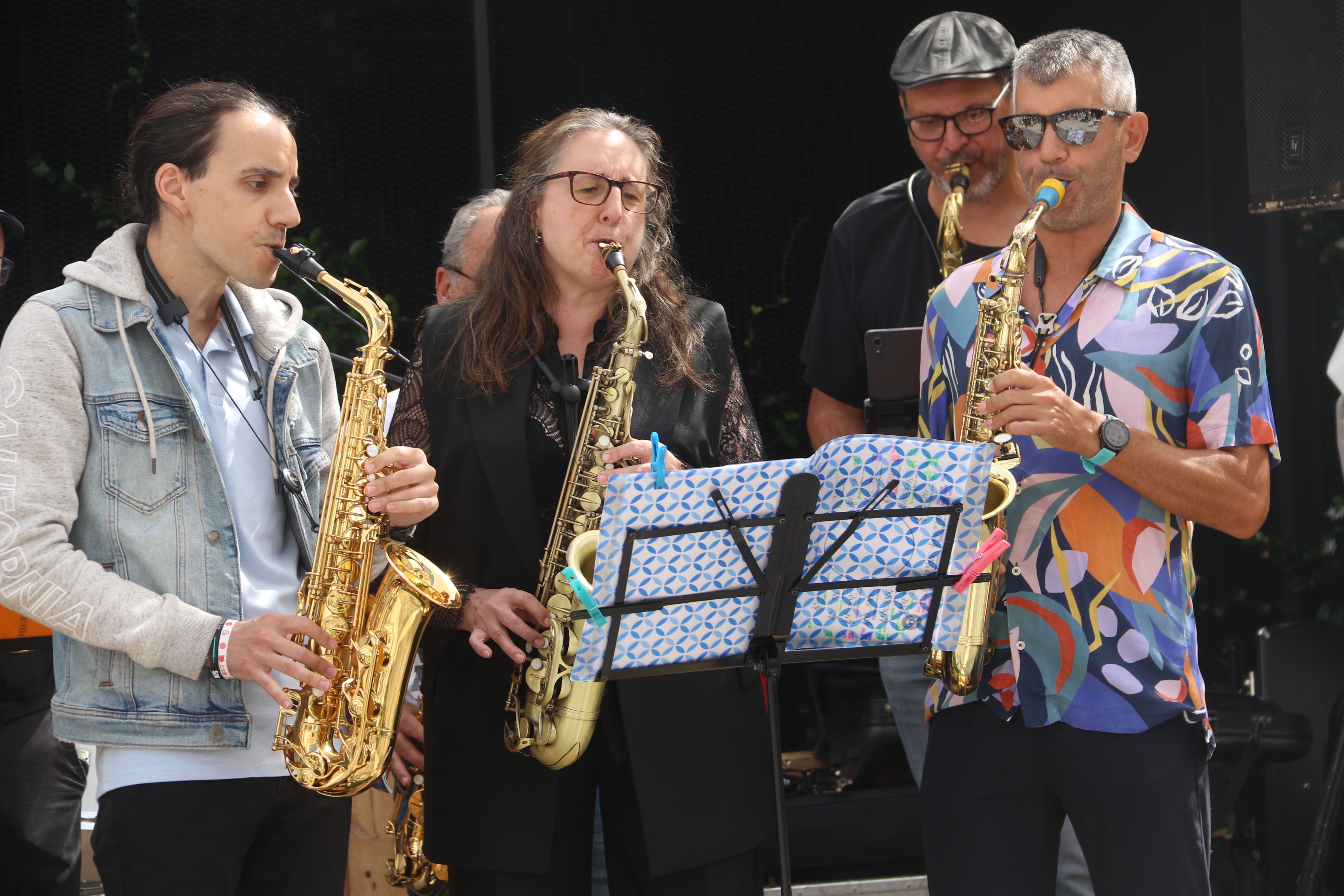 Tres dels saxofonistes de la Grossband en plena actuació. Tres dels saxofonistes de la Grossband en plena actuació.