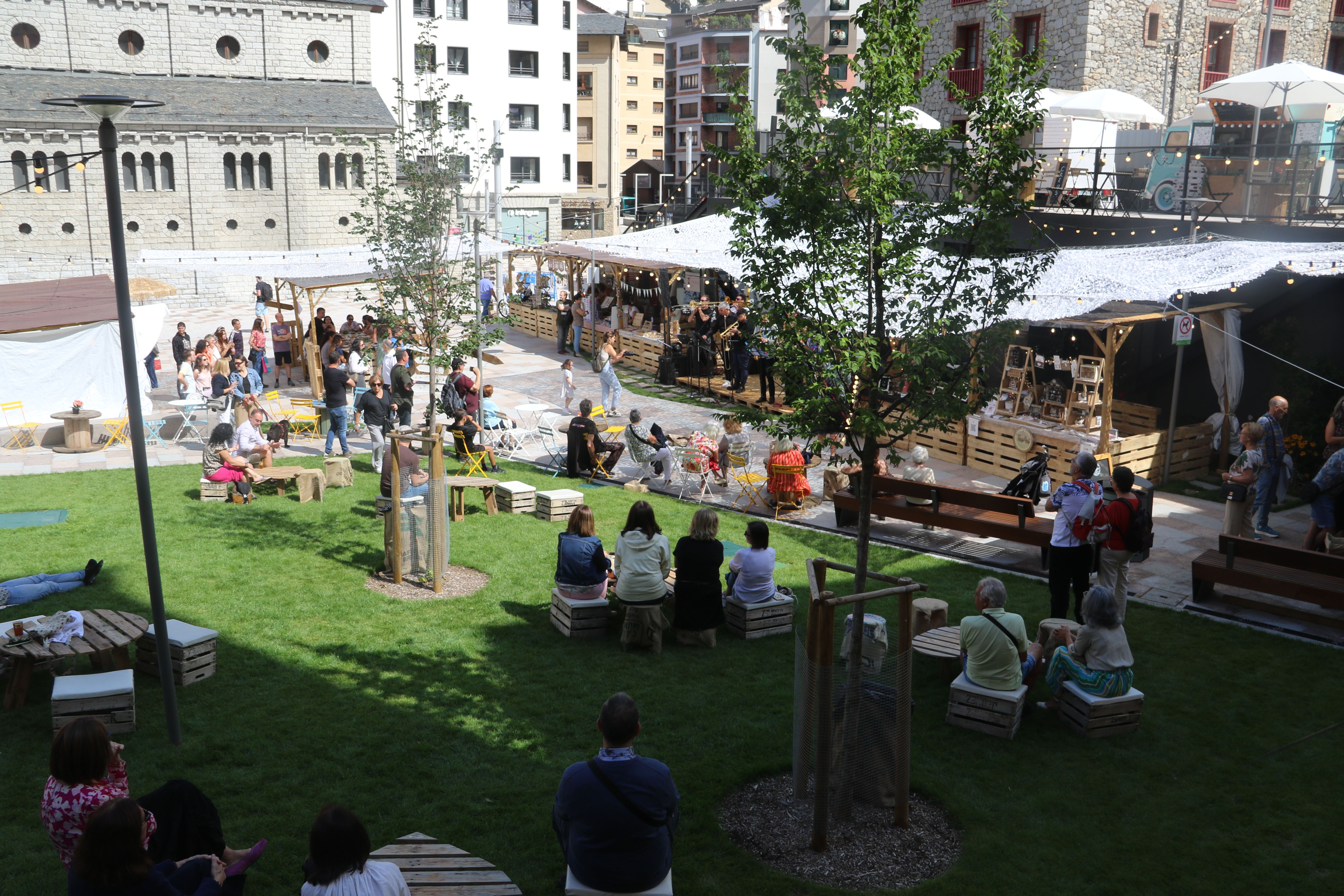 Una vista de la plaça. Una vista de la plaça.