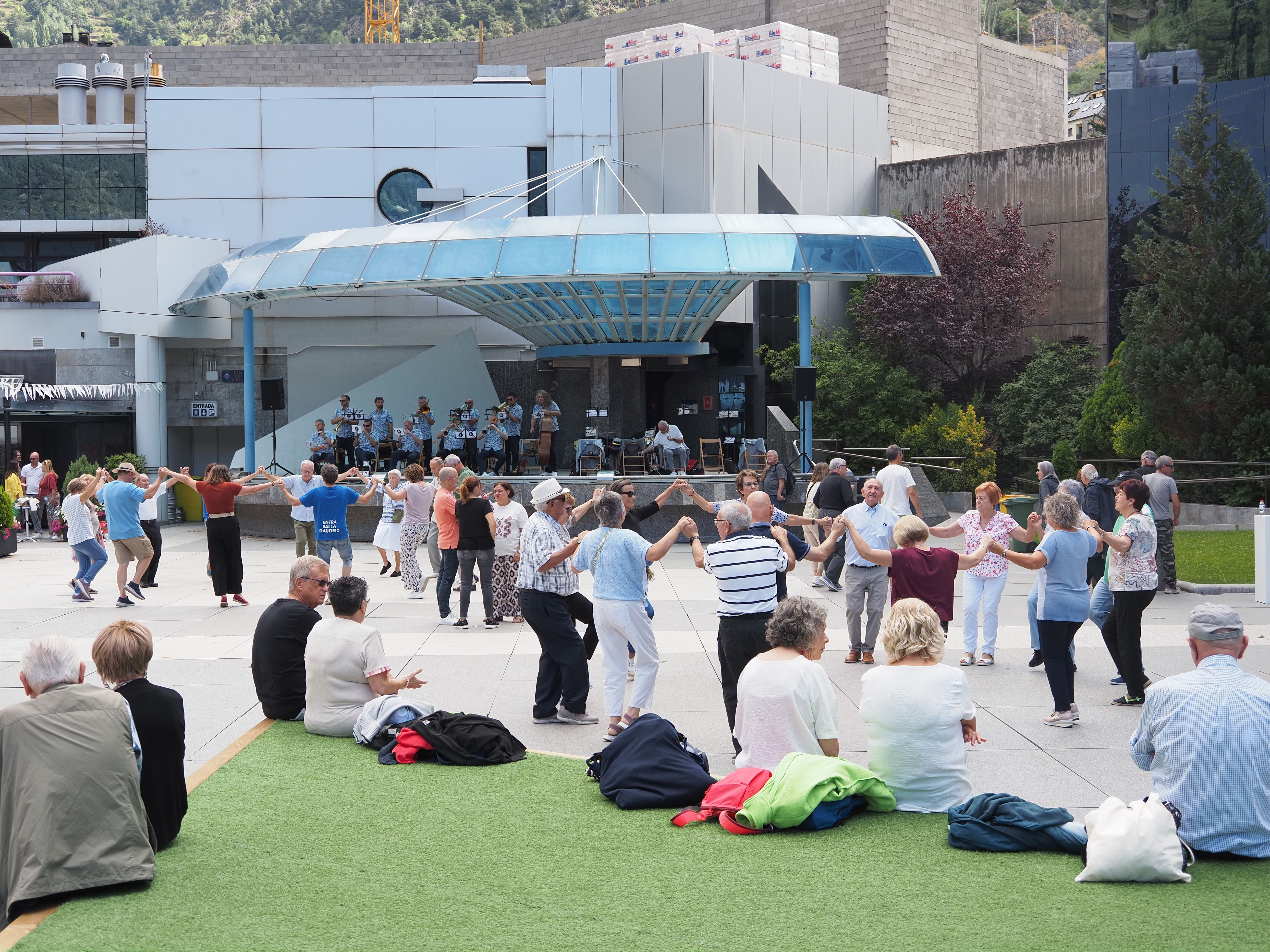 Ballada de sardanes durant l'aplec d'Encamp.