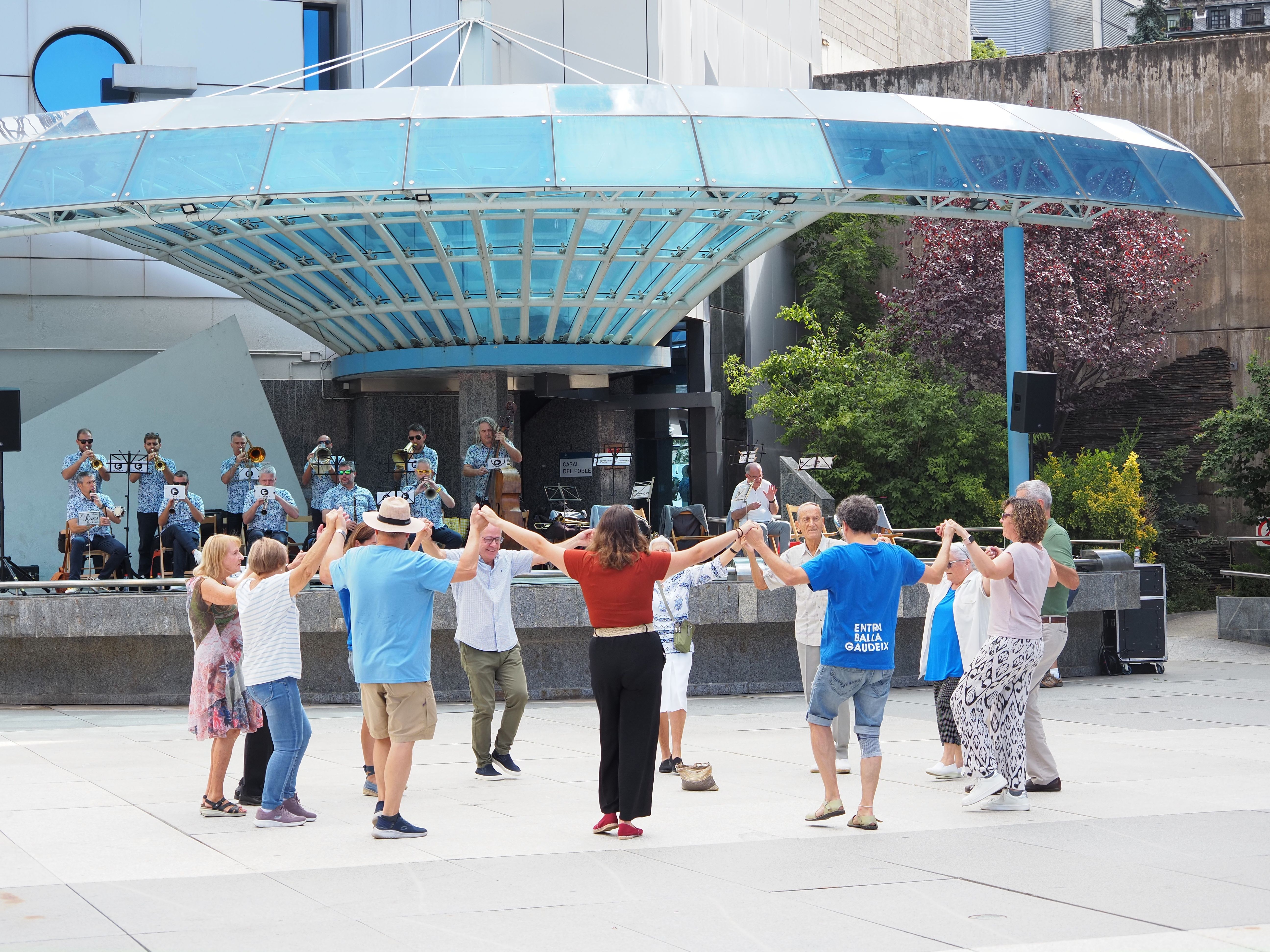 Ballada de sardanes a l'aplec d'Encamp.