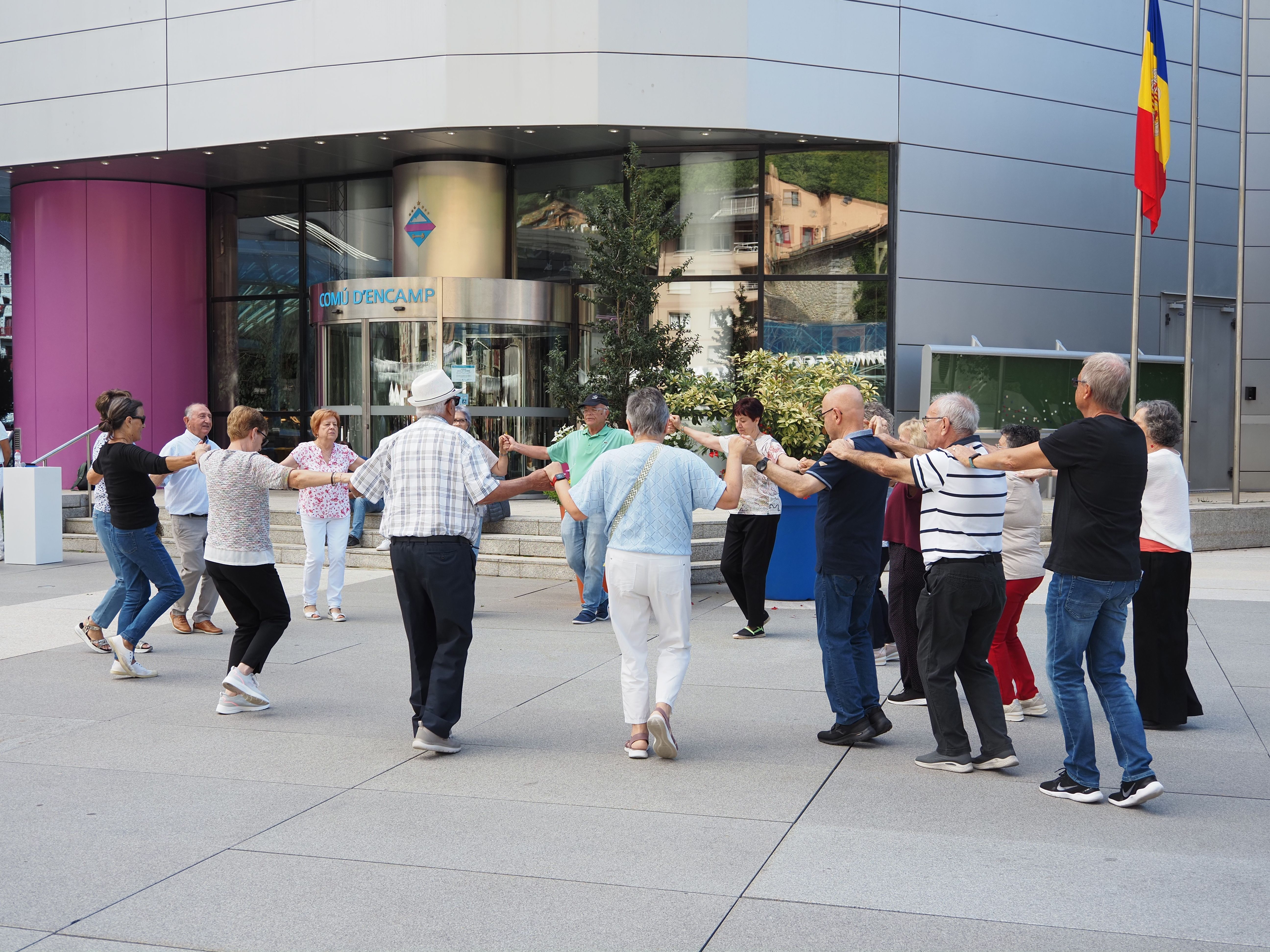Ballada de sardanes a l'aplec d'Encamp.