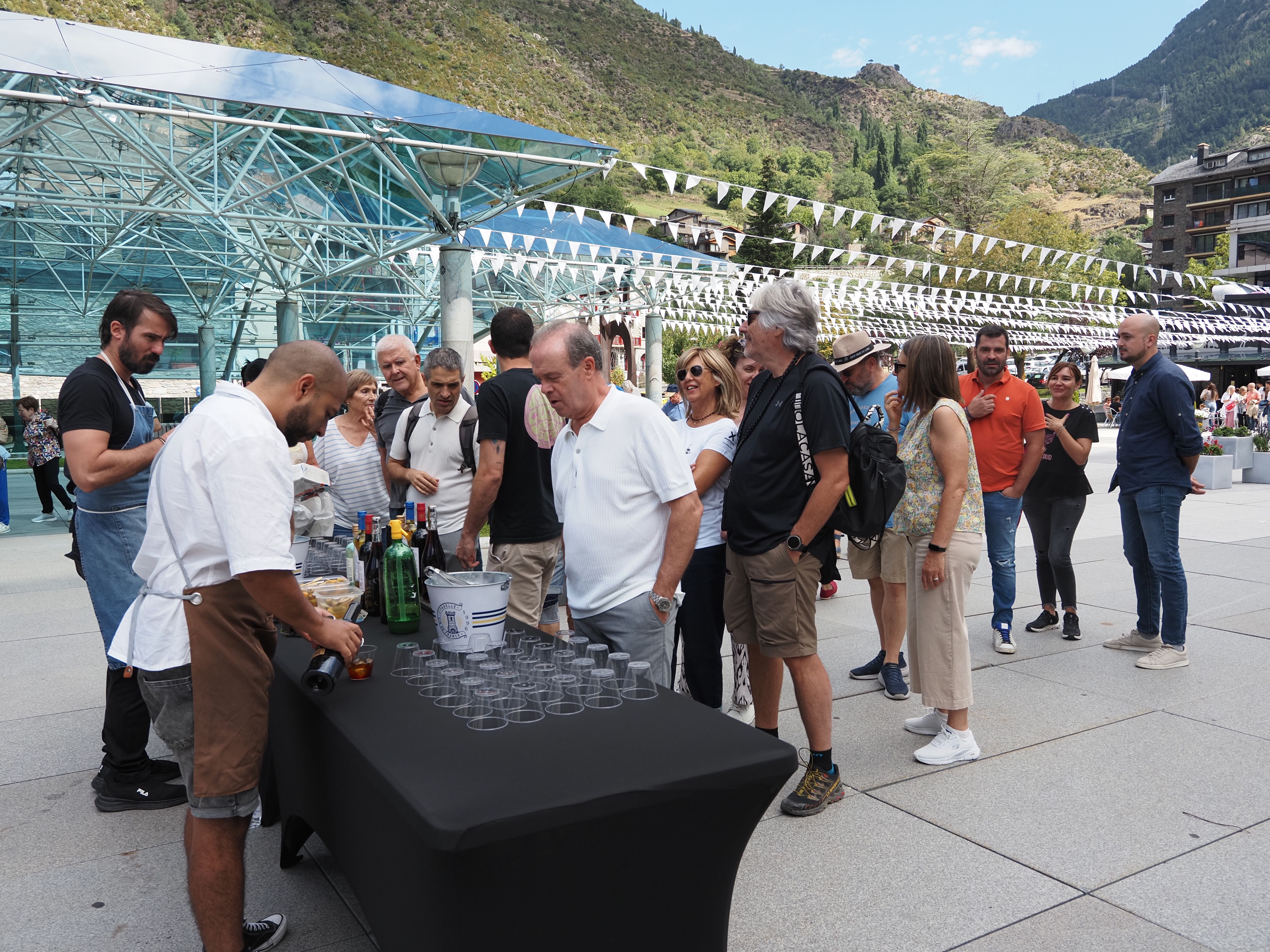 Assistents a la vermutada popular de l'aplec de sardanes d'Encamp.