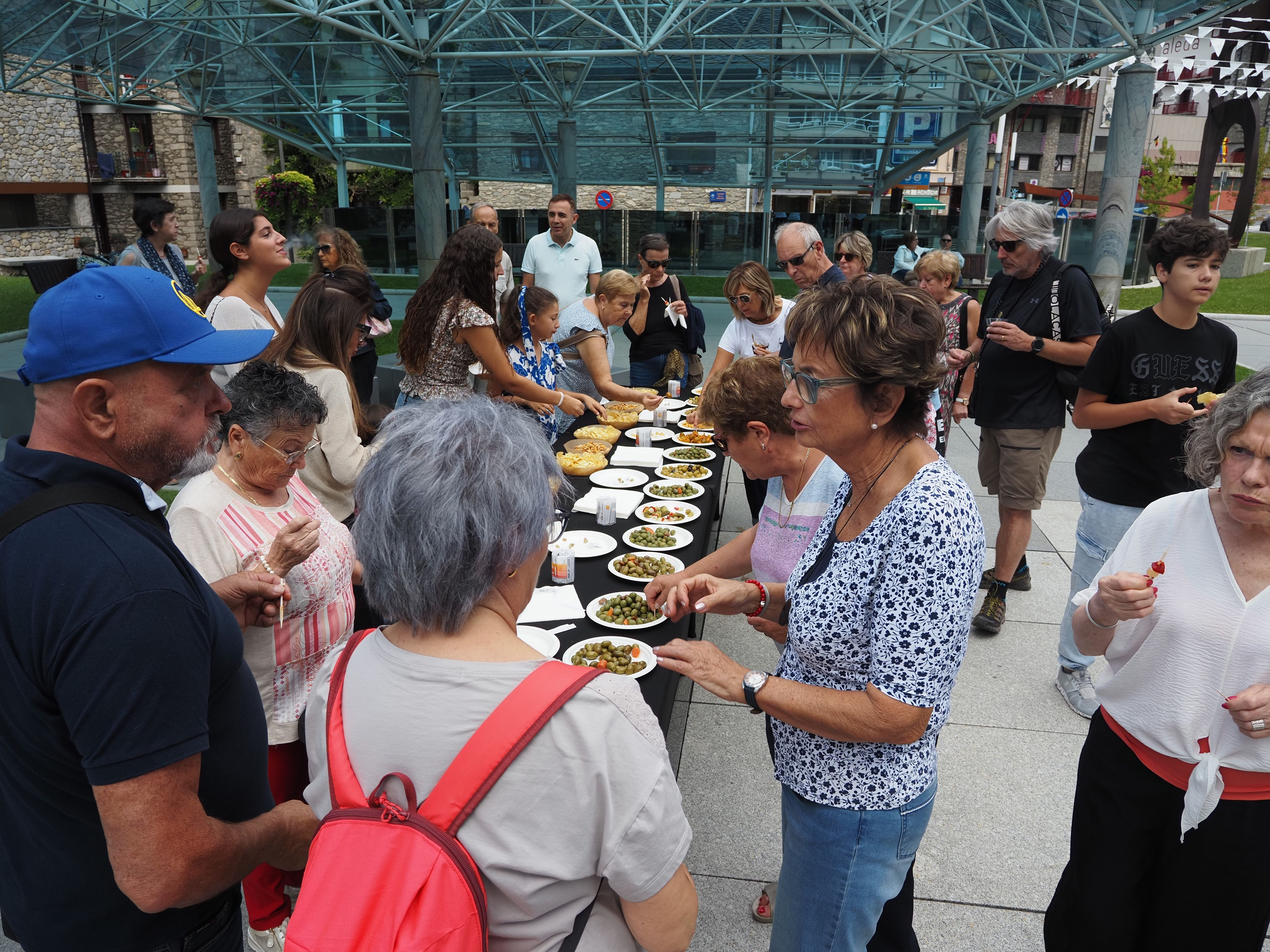 Assistents a la vermutada popular de l'aplec de sardanes d'Encamp.