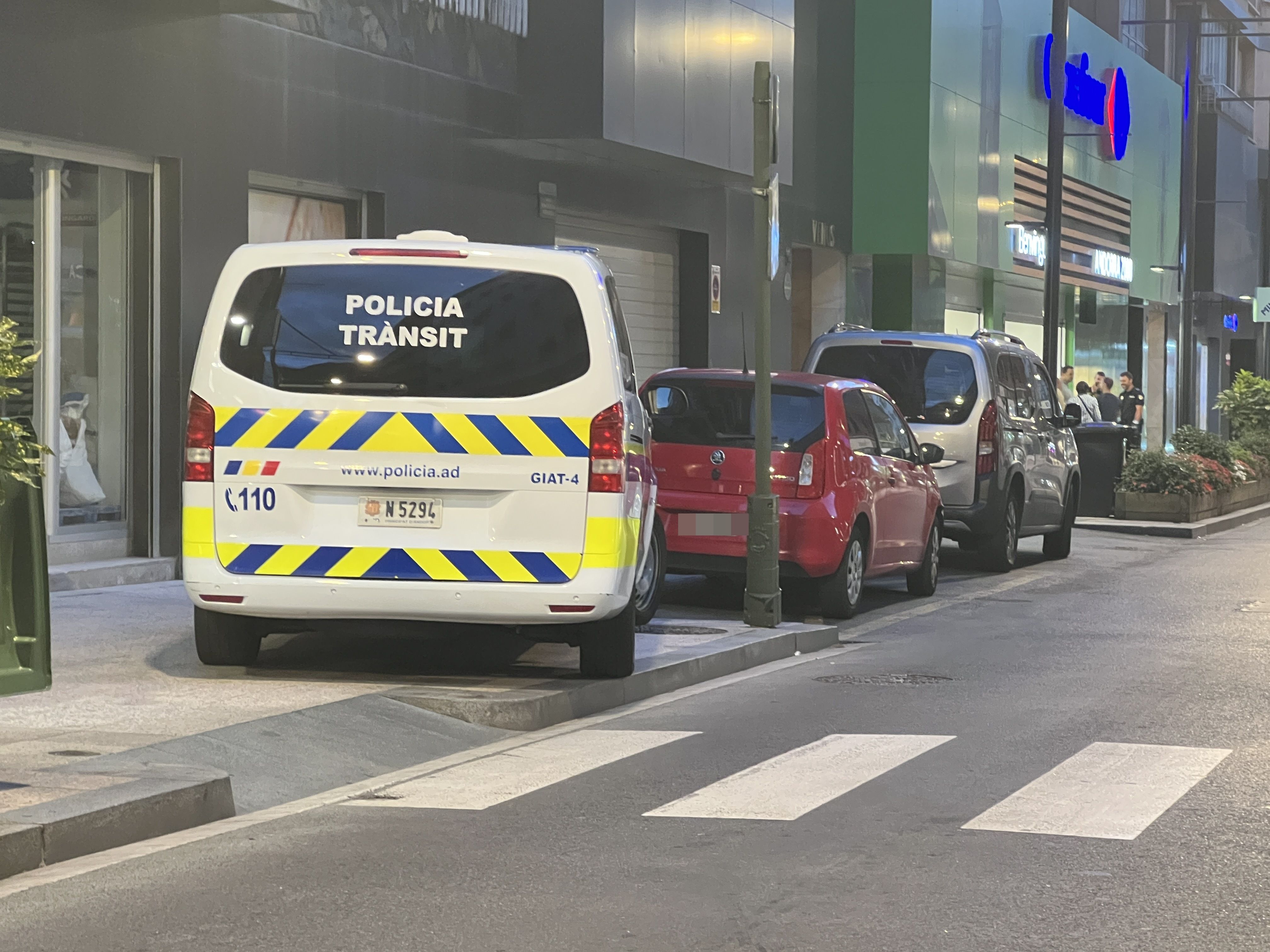 Una imatge d'un cotxe de policia del grup de trànsit.