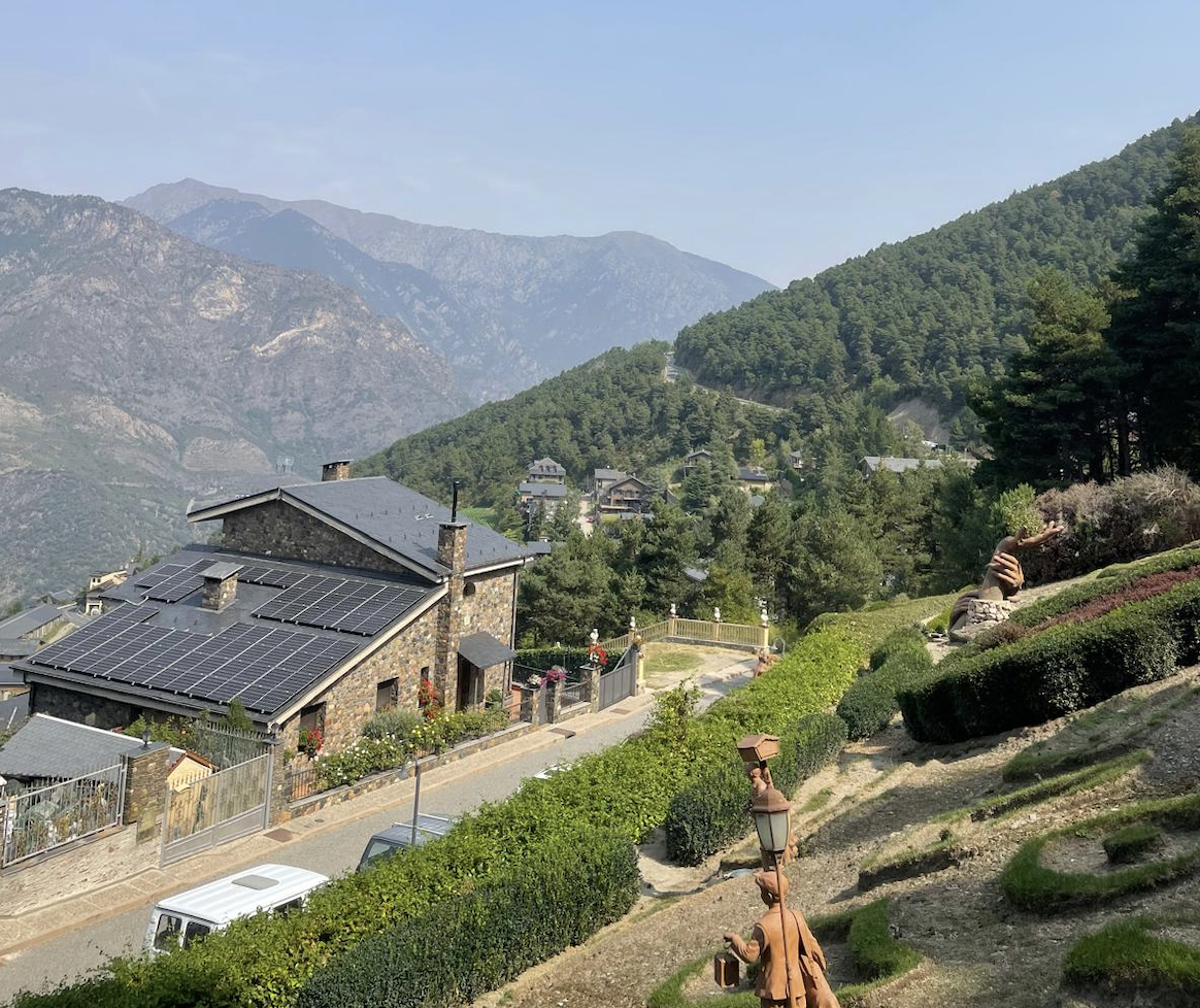 Jardí de Juberri amb la casa de la senyora Grignon a l’esquerra.