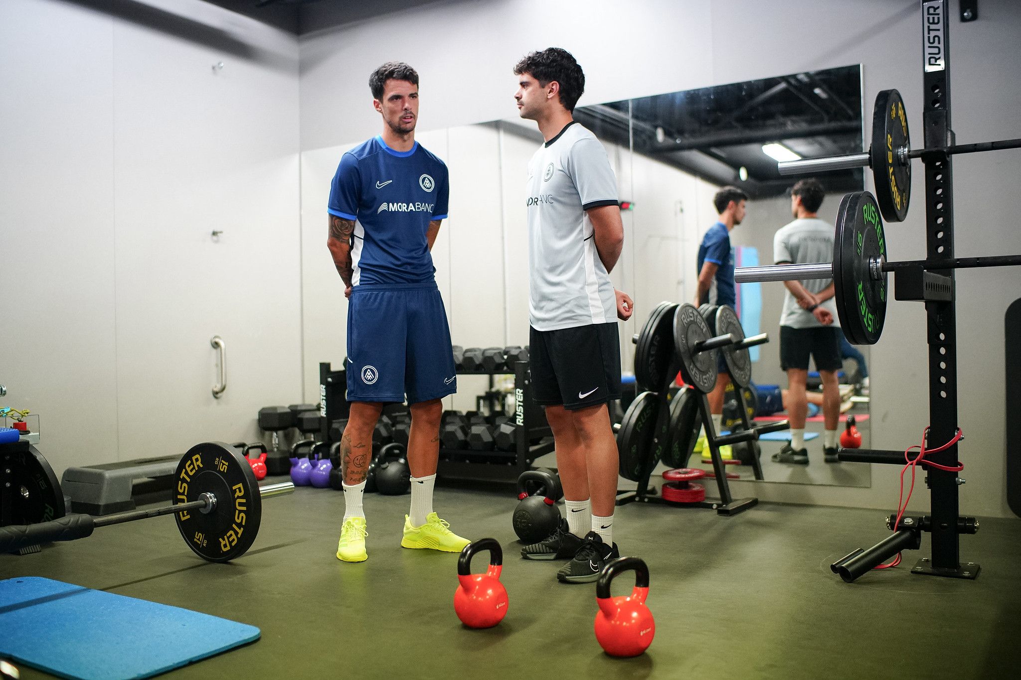 Erik Morán, al gimnàs de l'FC Andorra amb un dels integrants del cos tècnic. Erik Morán, al gimnàs de l'FC Andorra amb un dels integrants del cos tècnic.