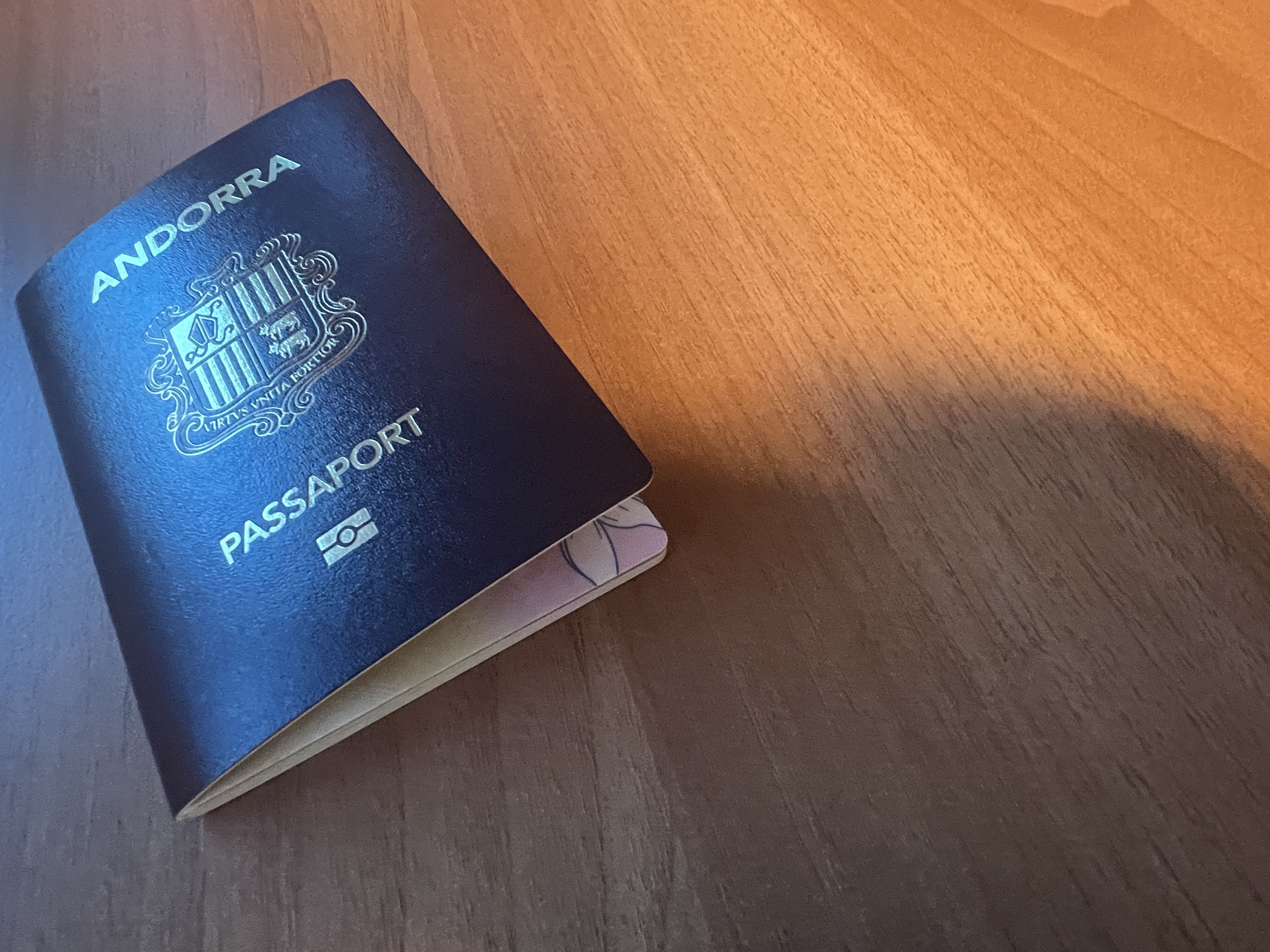 Un passaport andorrà.