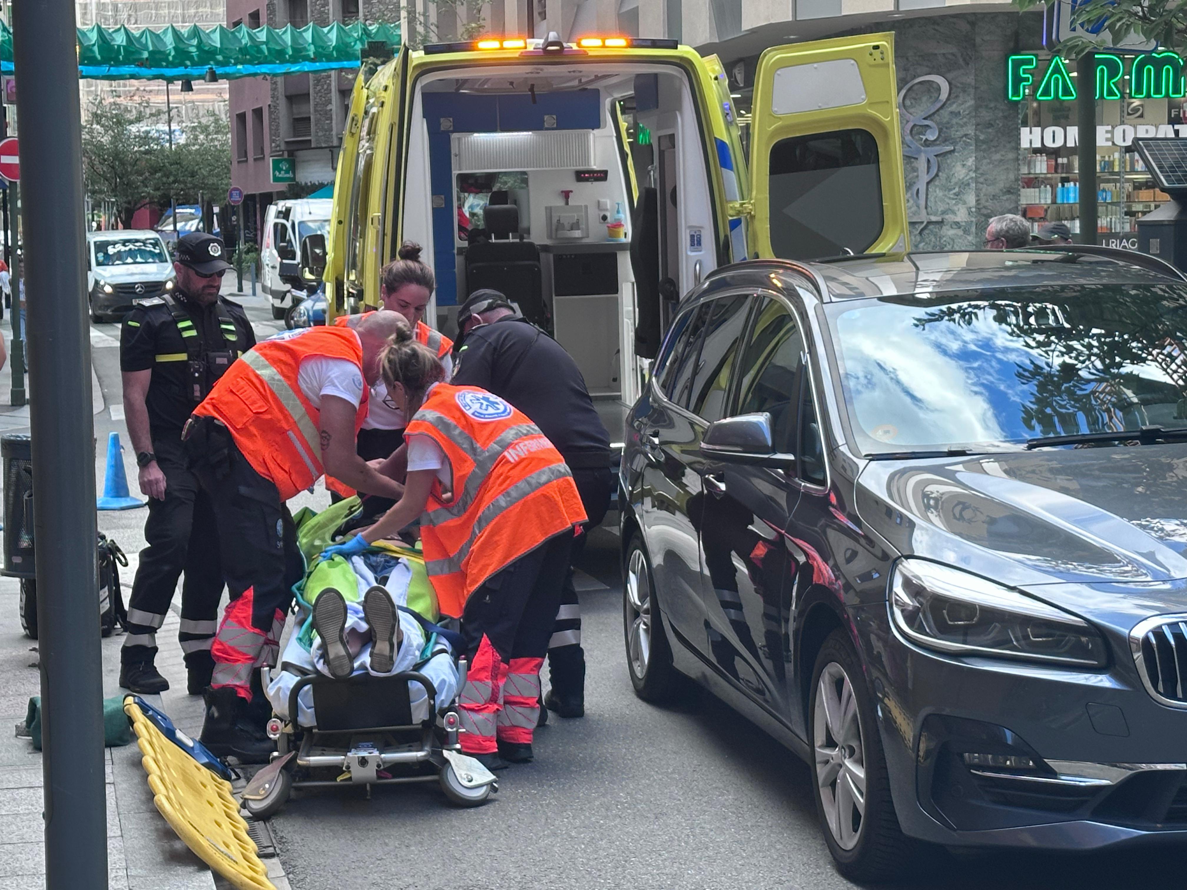Els sanitaris situen l'accidentada en una llitera per traslladar-la cap a l'hospital.