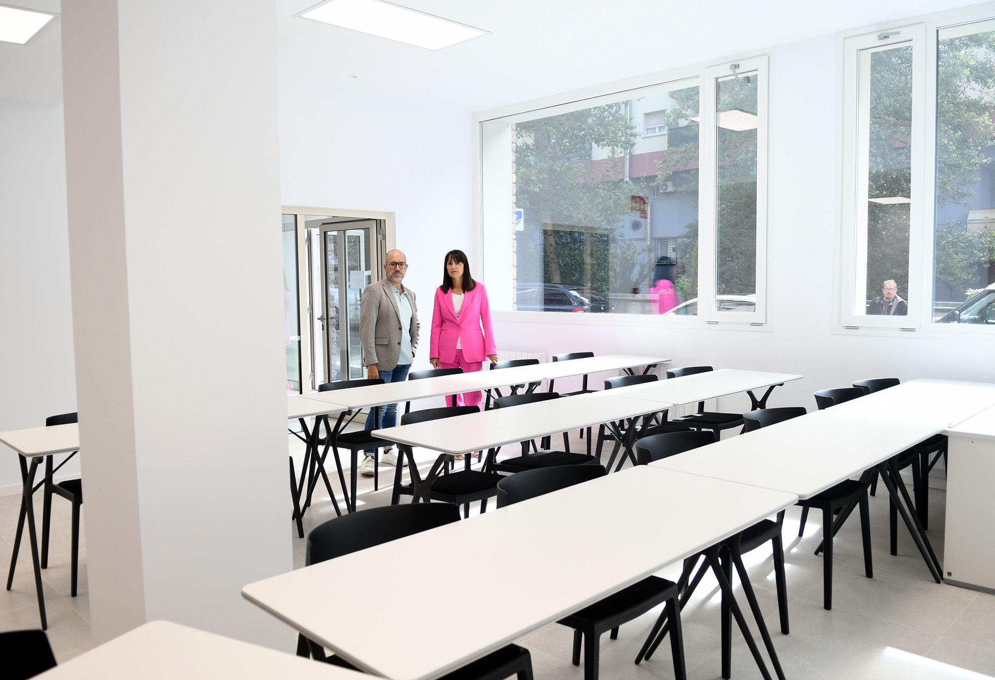 La ministra de Cultura, Mònica Bonell, i Joan Sans, director del departament de Política Lingüística, en una de les aules del nou Centre de Català.