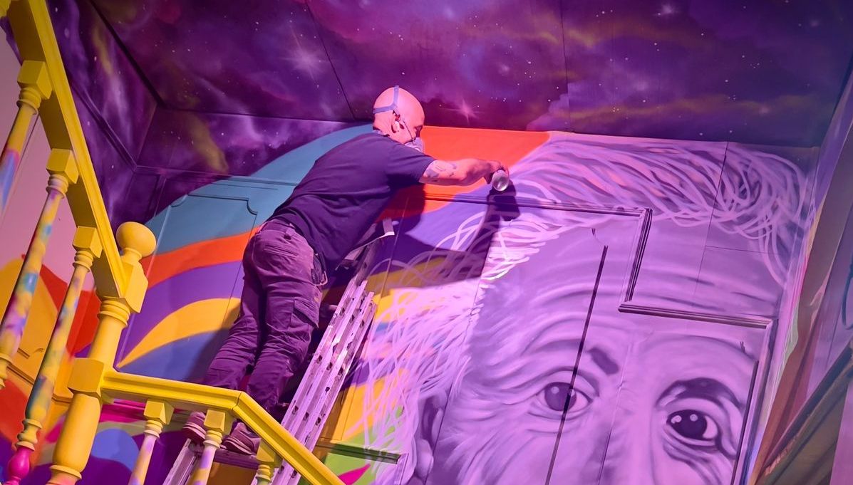 David Segurant pintant el mural. David Segurant pintant el mural.