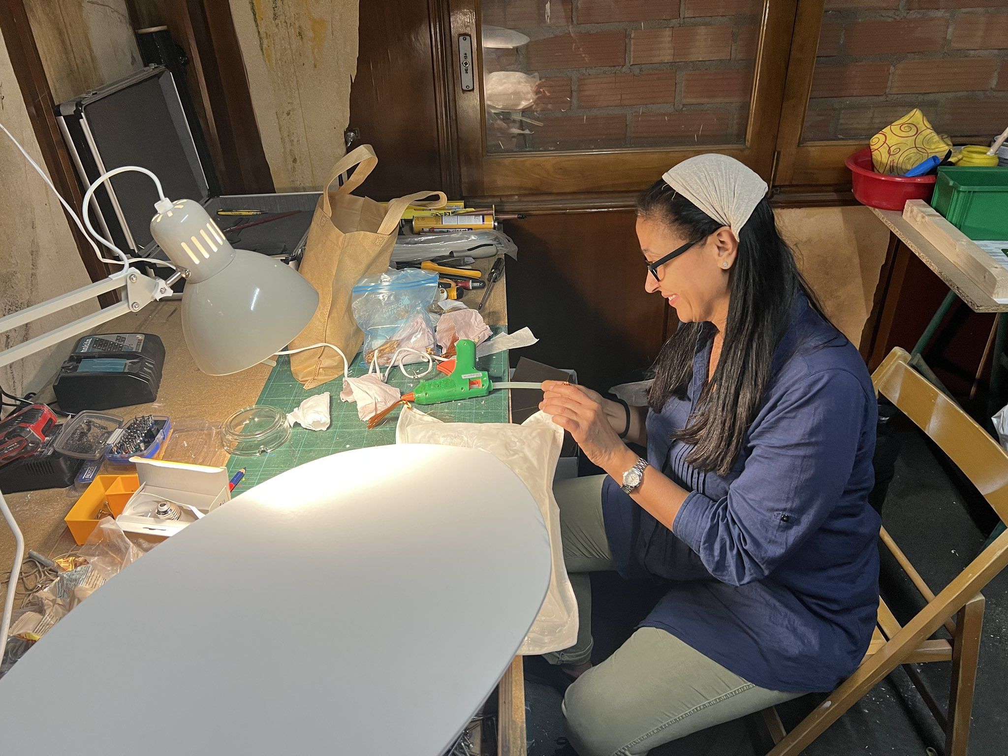 L’artista líbano-palestina Yumna Alsawi preparant la seva instal·lació. L’artista líbano-palestina Yumna Alsawi preparant la seva instal·lació.