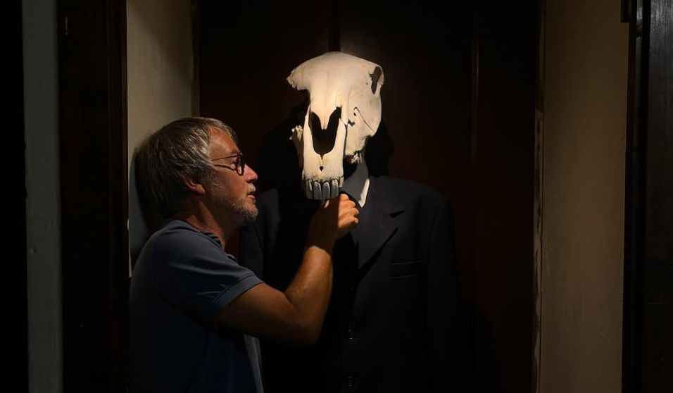 Jordi Casamajor muntant la seva obra. Jordi Casamajor muntant la seva obra.