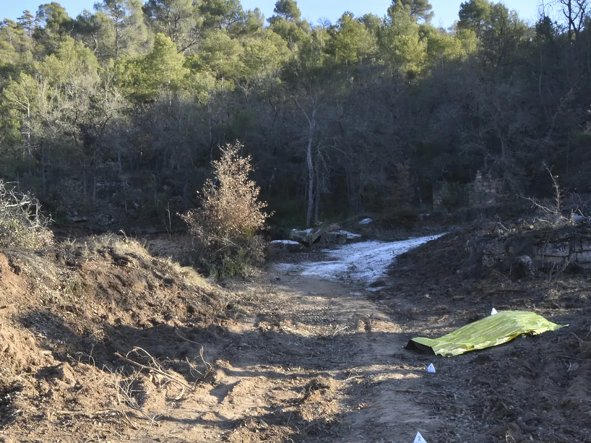 La zona on hi va haver l'assassinat, encara amb la víctima, cobert, al terra.