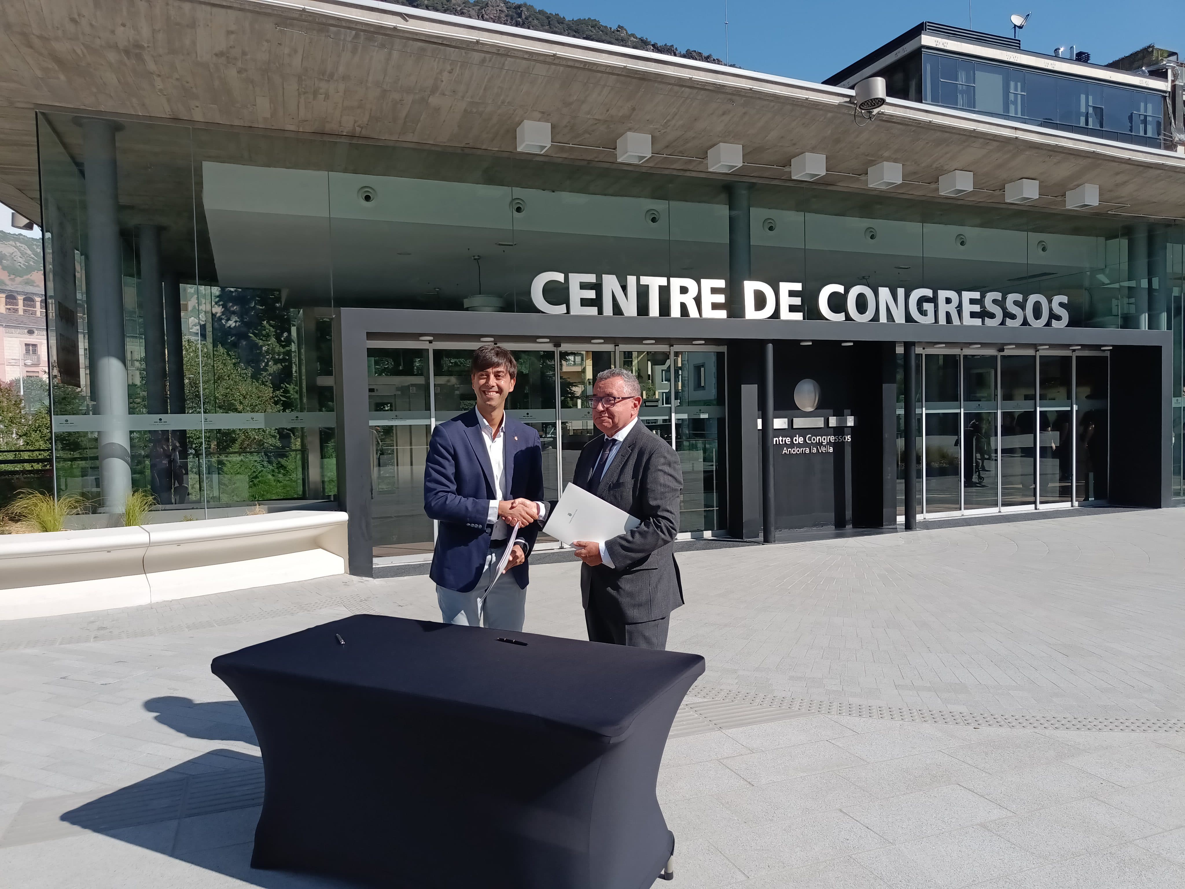 González i Moles després de signar el conveni.