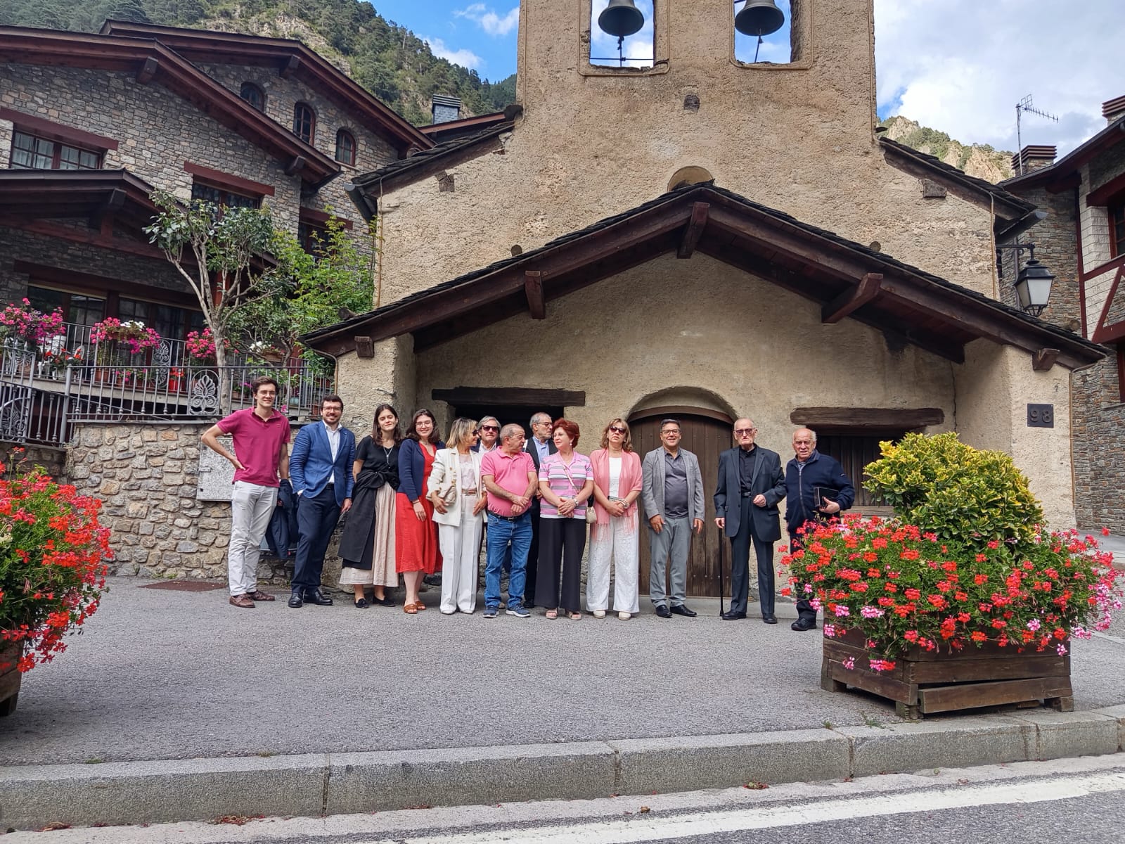 El 'nucli dur' dels acompanyants dels capellans a l'exterior de l'església d'Erts.