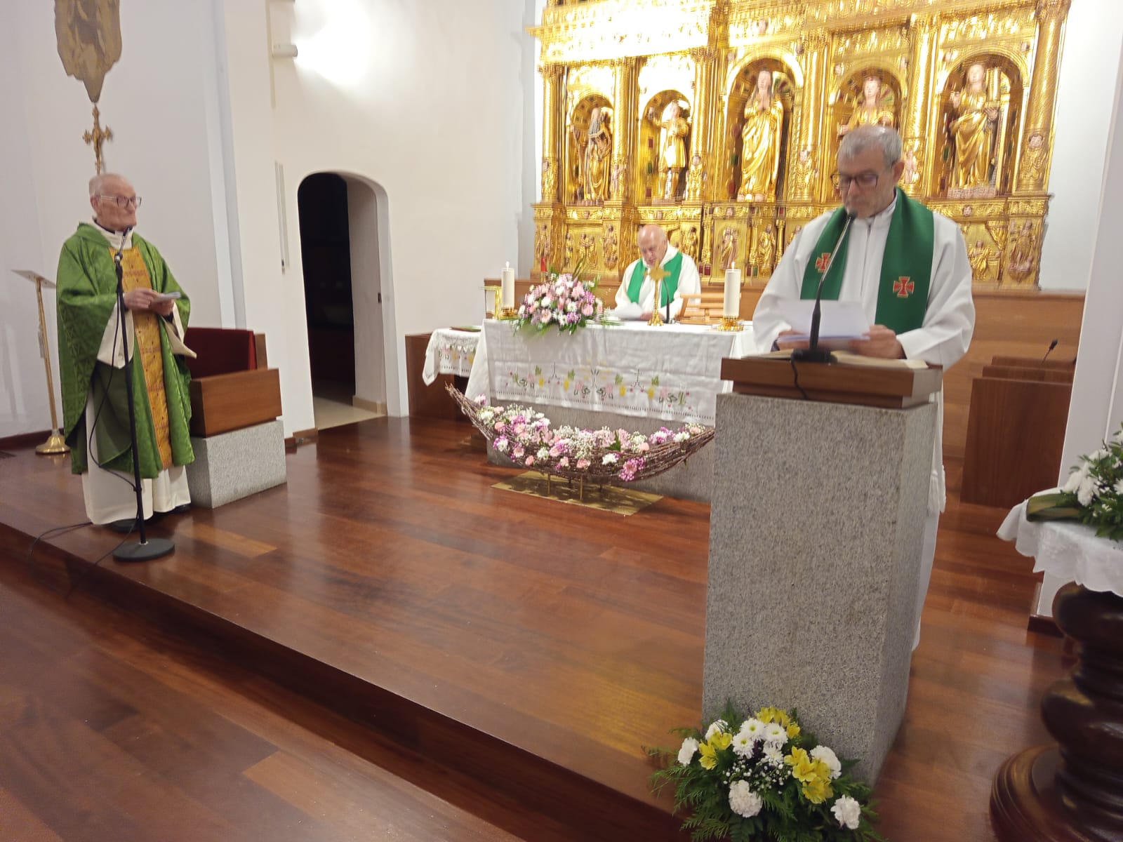 Mossèn Albano dirigint-se als feligresos.