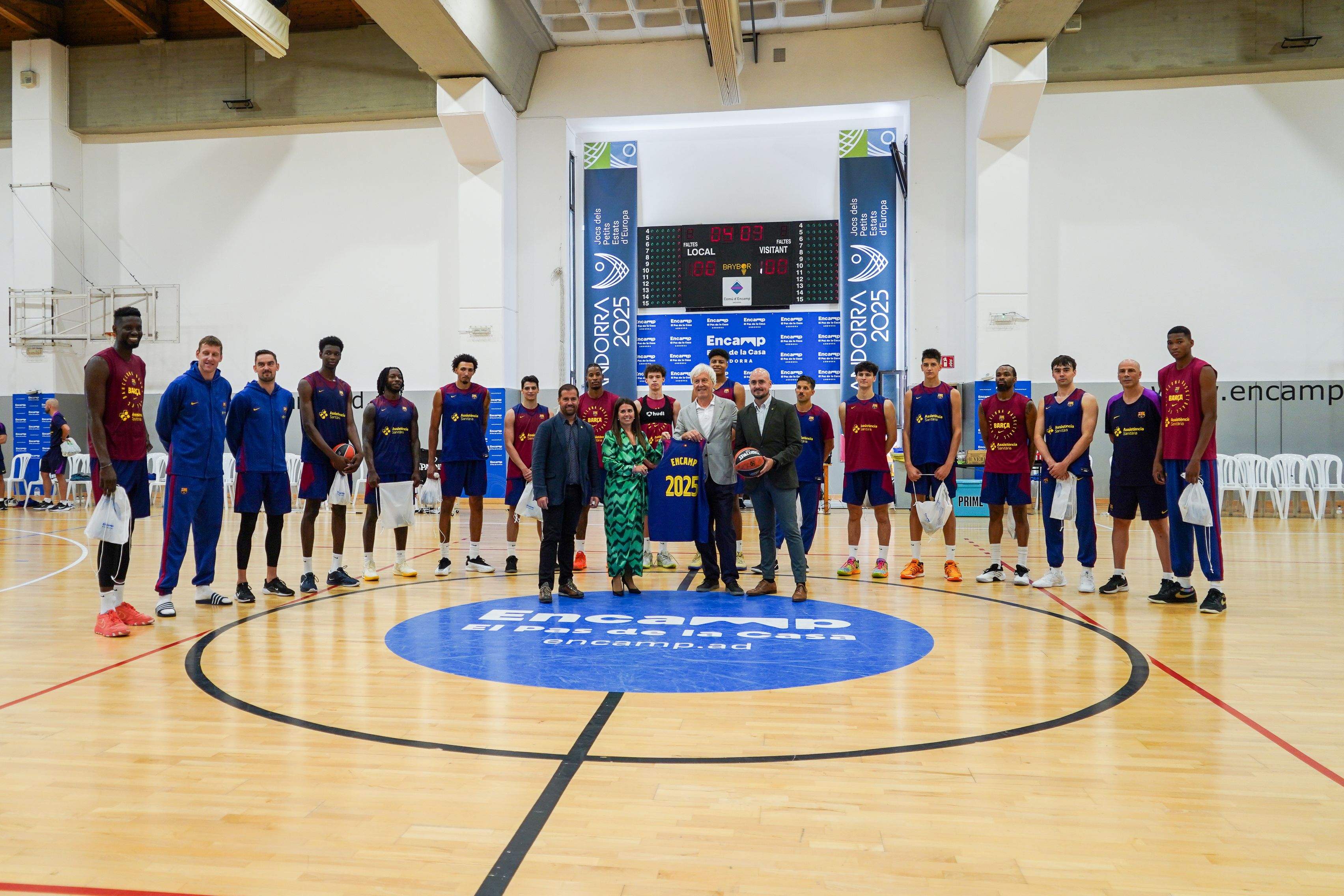 El directiu de la secció de bàsquet de l'FC Barcelona, Josep Cubells, amb els representants comunals al Complex Esportiu. 