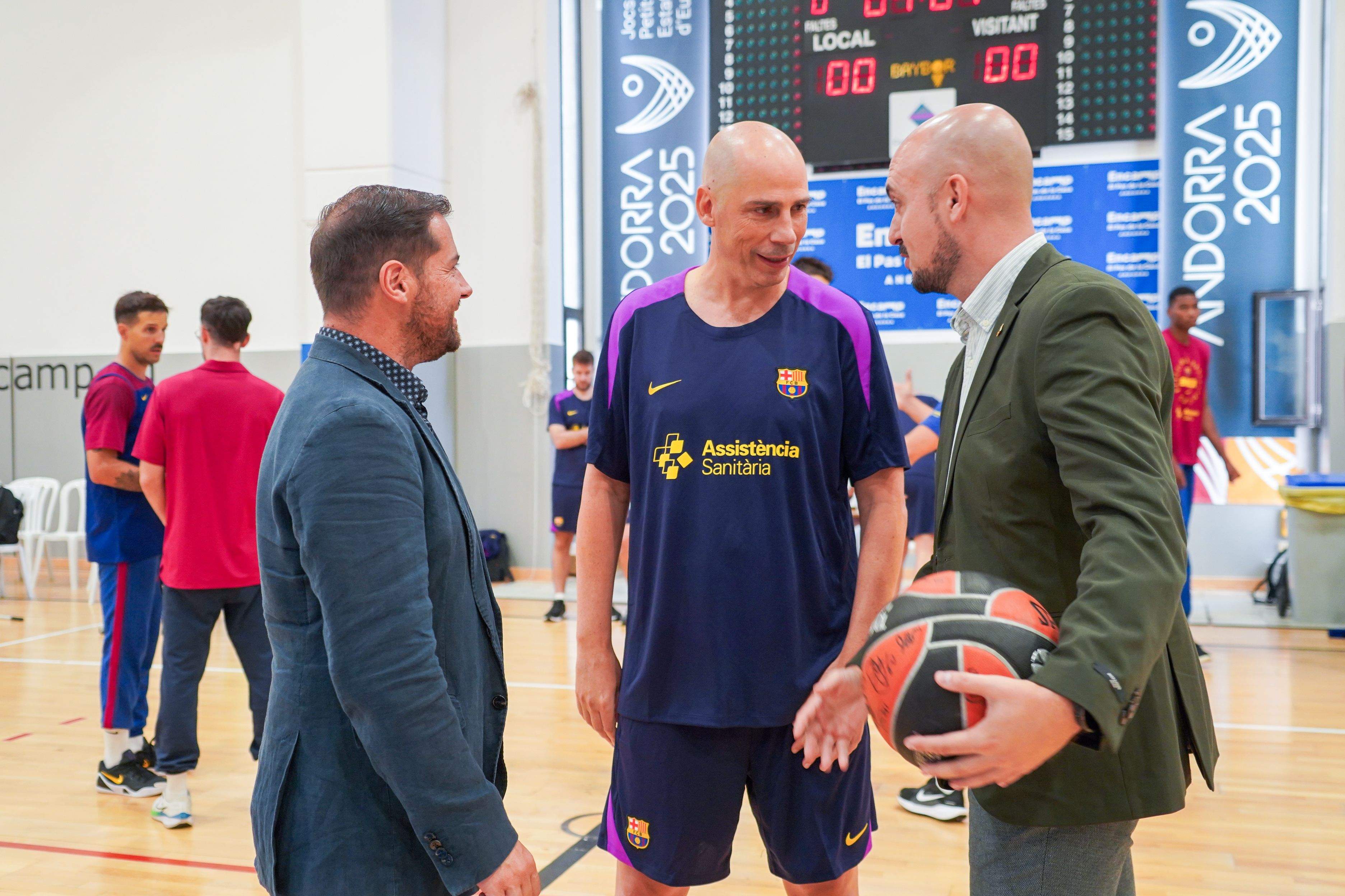 El cònsol menor, Xavi Fernández, i el conseller Nino Marot, amb Joan Peñarroya. El cònsol menor, Xavi Fernández, i el conseller Nino Marot, amb Joan Peñarroya.