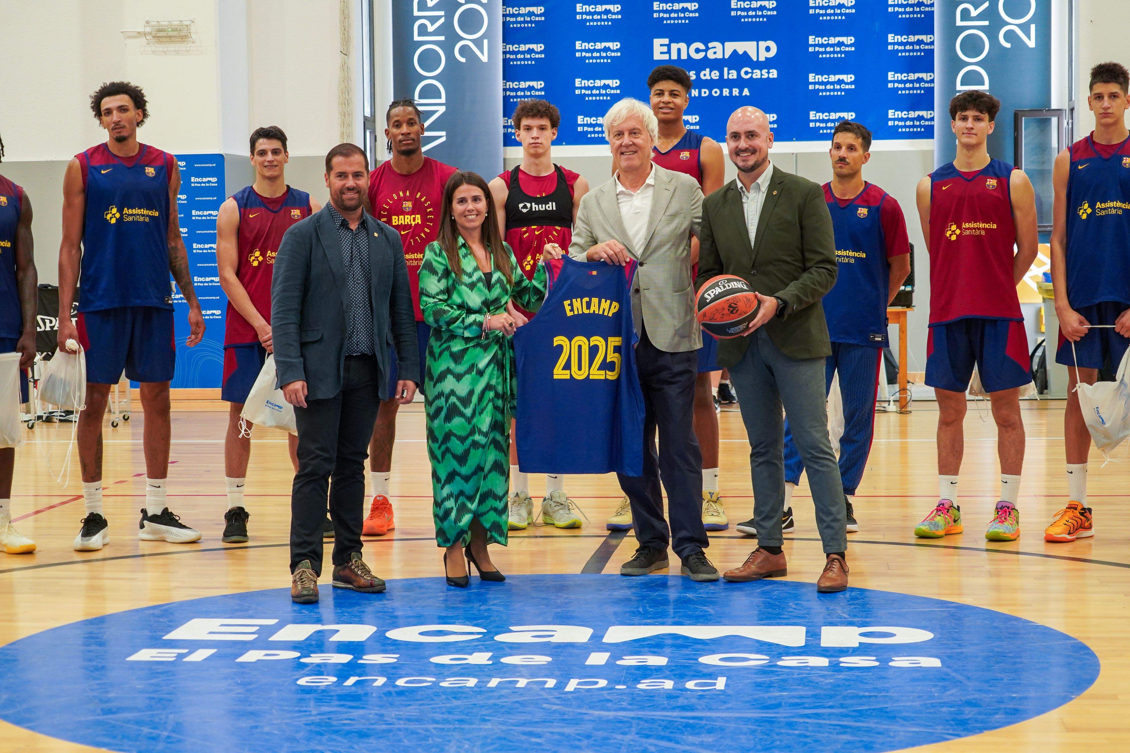 El Barça de bàsquet va regalar una samarreta de record al comú d'Encamp.