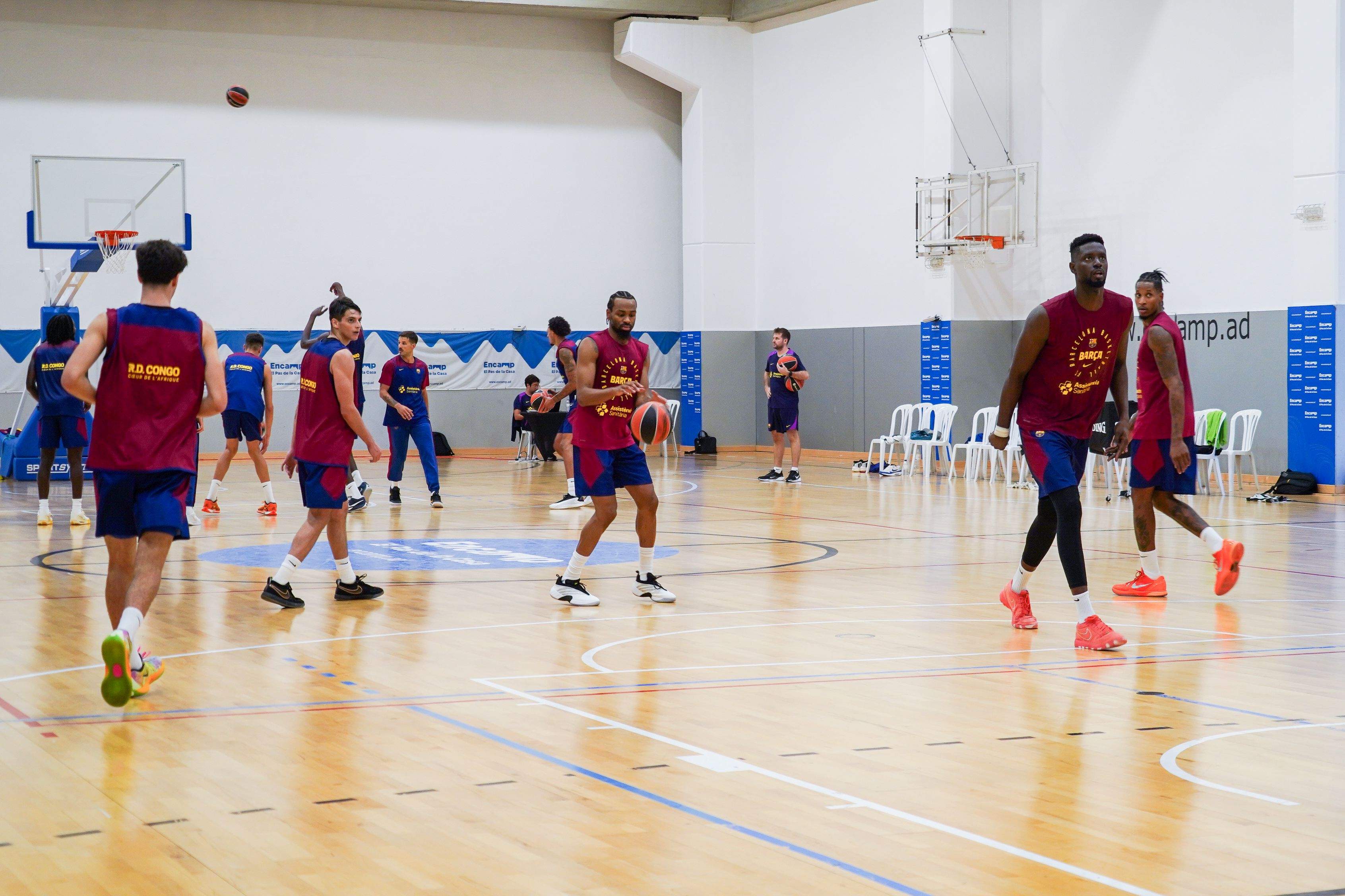 Els jugadors de la primera plantilla blaugrana, exercitant-se a Encamp. Els jugadors de la primera plantilla blaugrana, exercitant-se a Encamp.