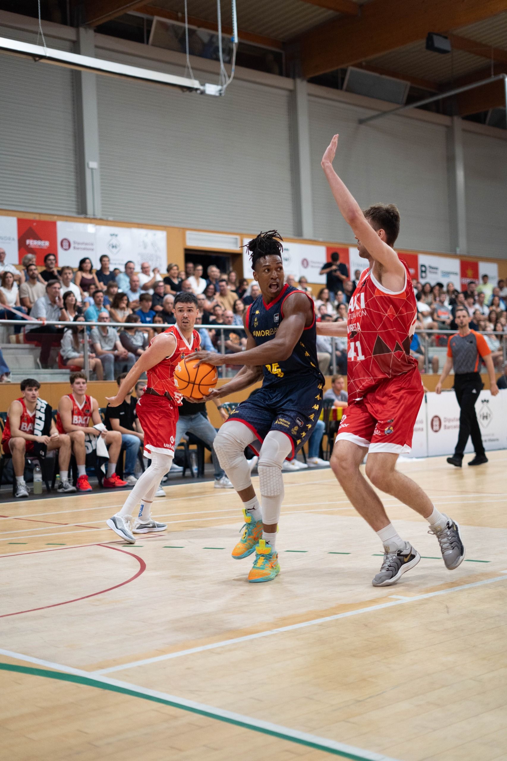 Una de les noves incorporacions del Morabanc Andorra, Yves Pons, defensat per un jugador del Baxi Manresa.