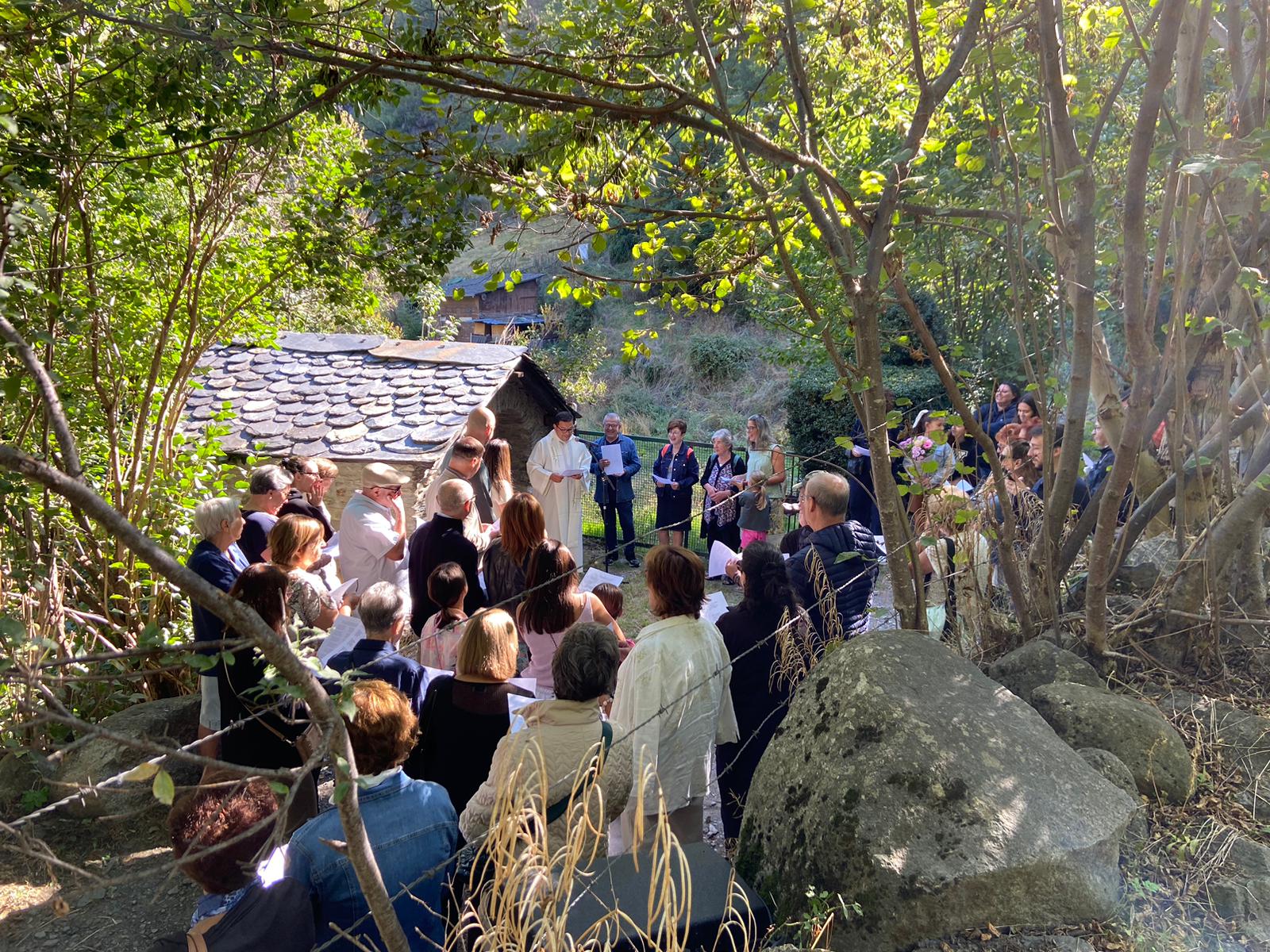 Els mossèn Àlex Vargas, amb els més fidels que s'han apropat a l'oratori.