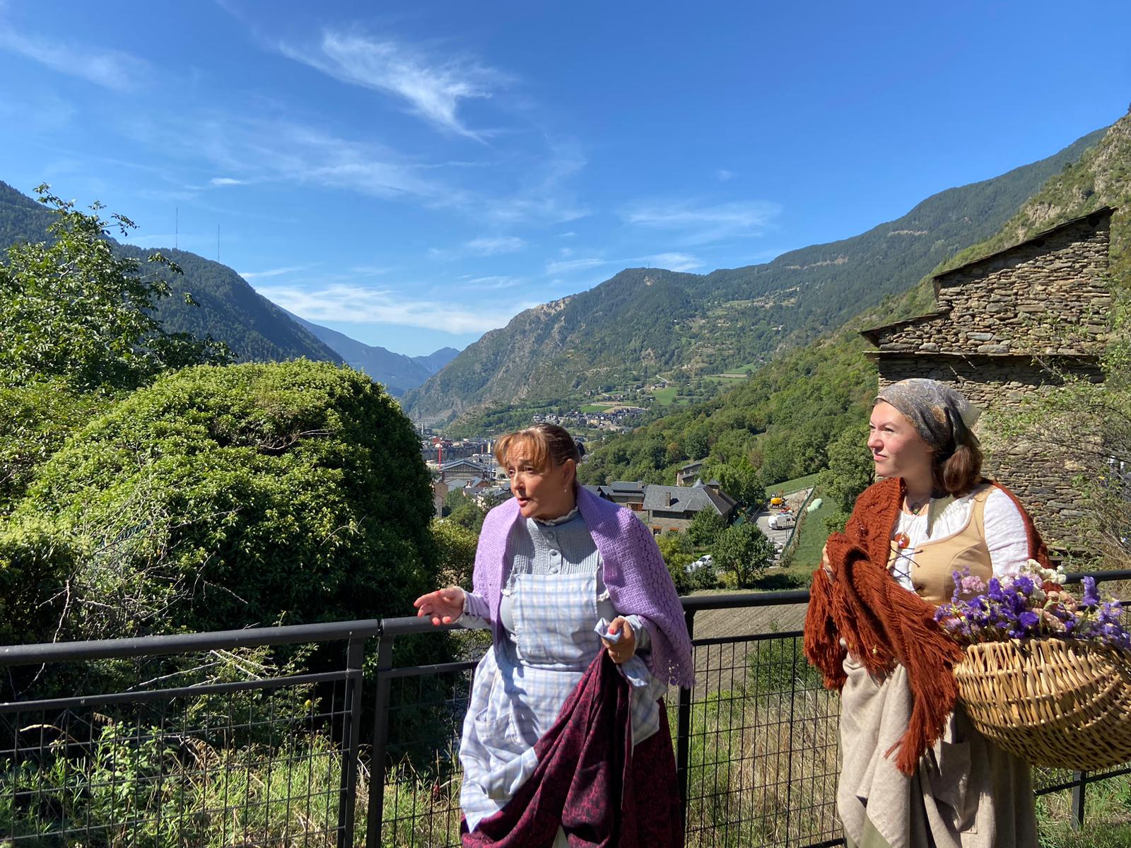 La Cinta, explicant als més petits llegendes antigues de les Bons.