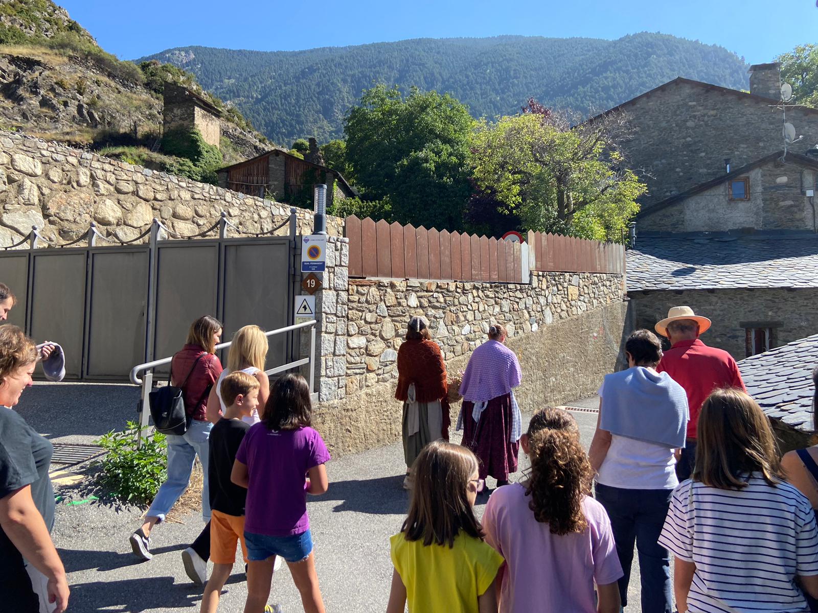 Una vintena de persones han pogut conèixer a fons el nucli d'Encamp.