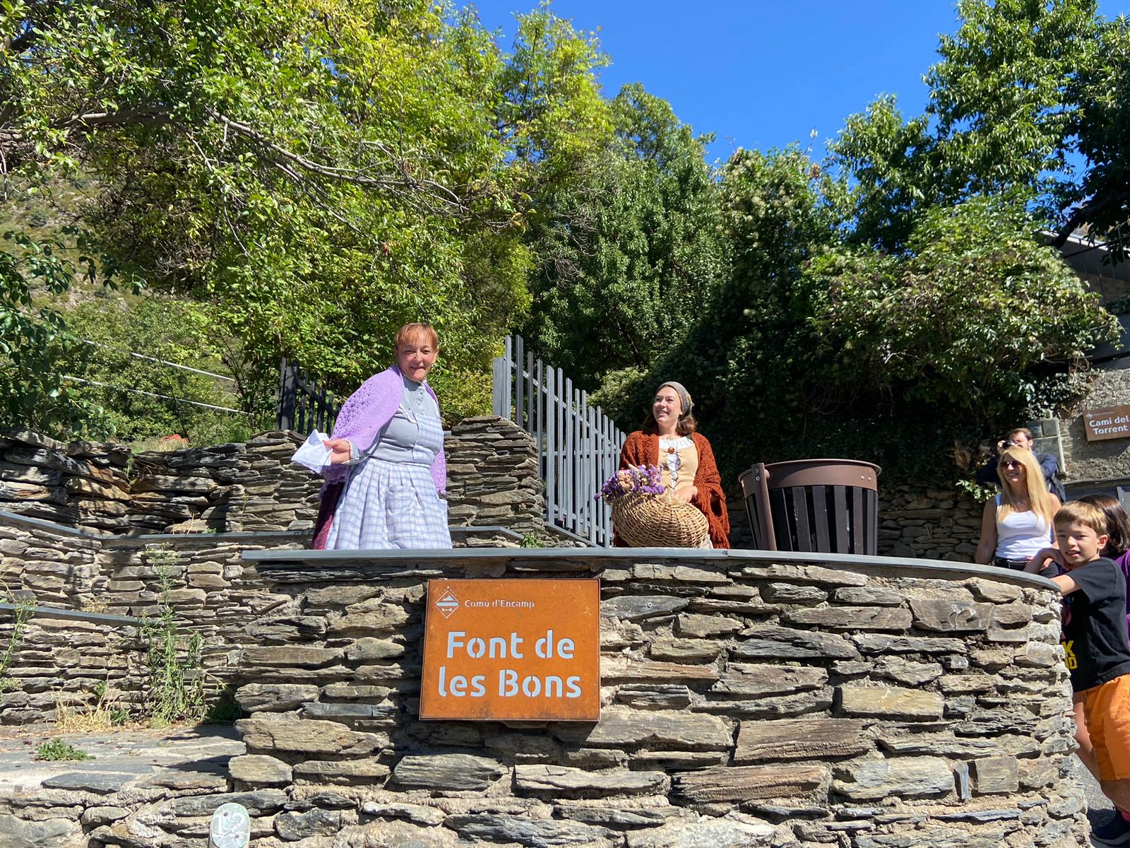 La Cinta i la Maria, a l'inici de la visita a la font de les Bons.